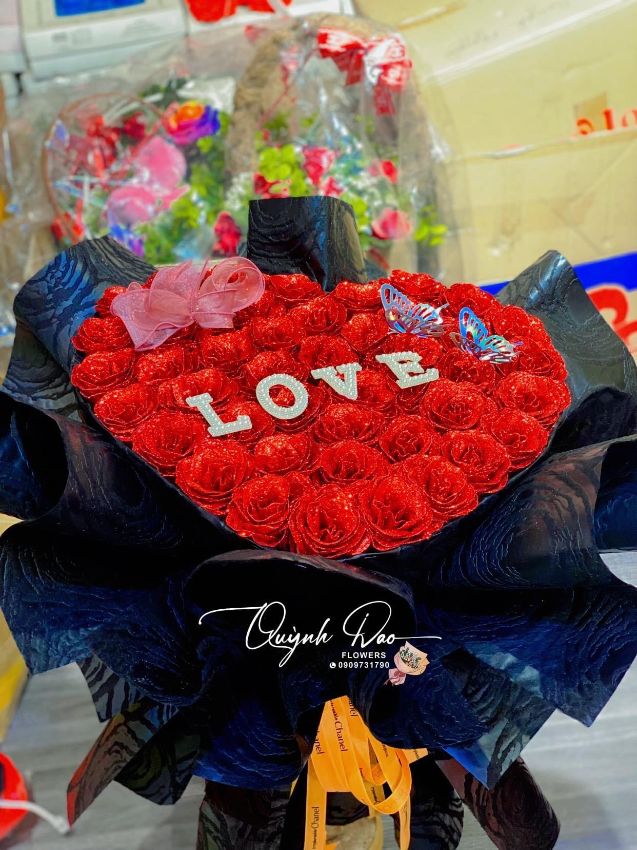 Bó hoa trái tim phối chữ love 