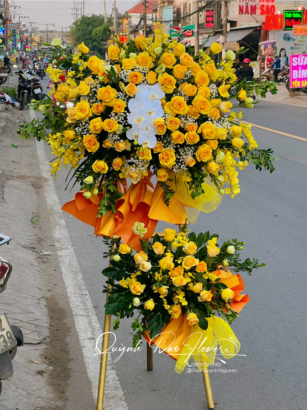 Kệ khai trương màu vàng mix lan hồ điệp 