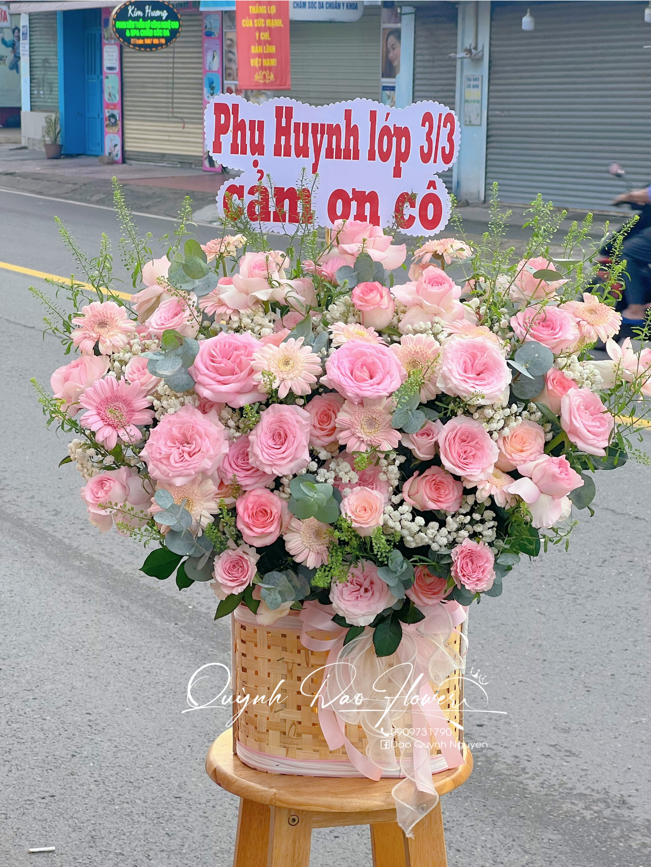 Giỏ hoa khổng lồ tri ân thầy cô giáo 