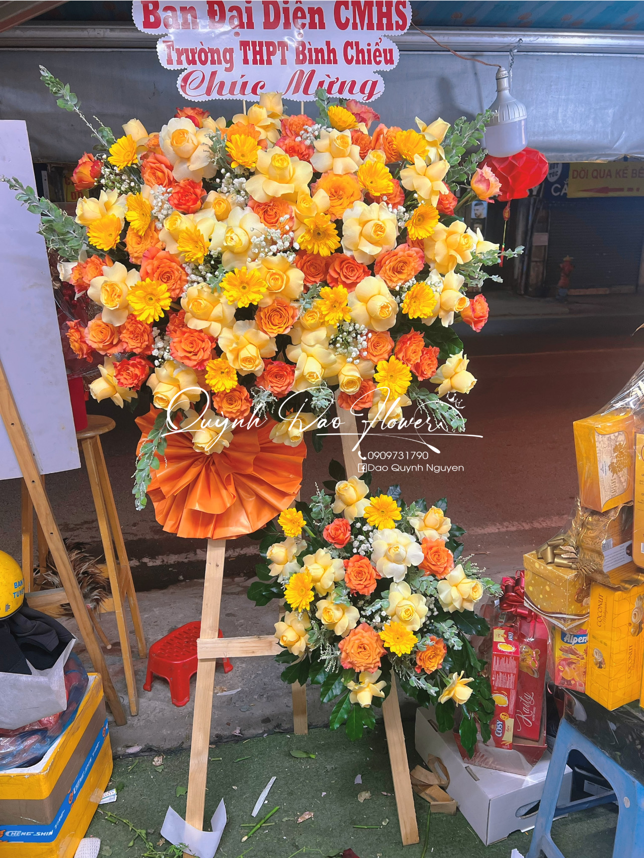 Kệ khai trương vàng cam hiện đại 
