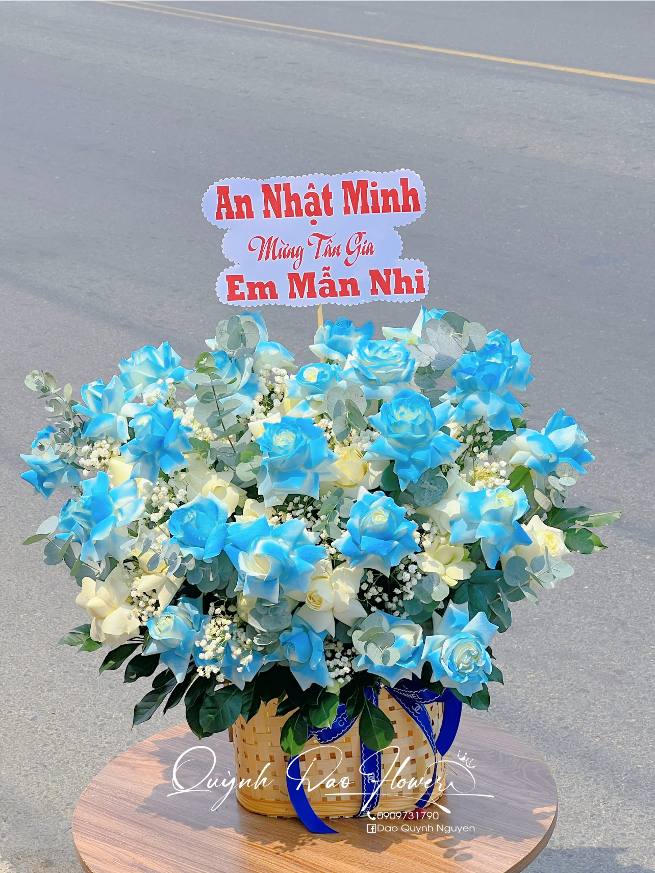 Giỏ hoa tone xanh tặng bạn nam