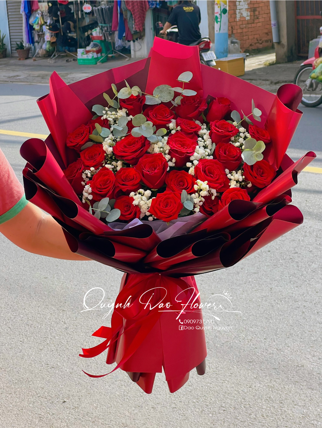 Bó hoa đỏ tặng cô