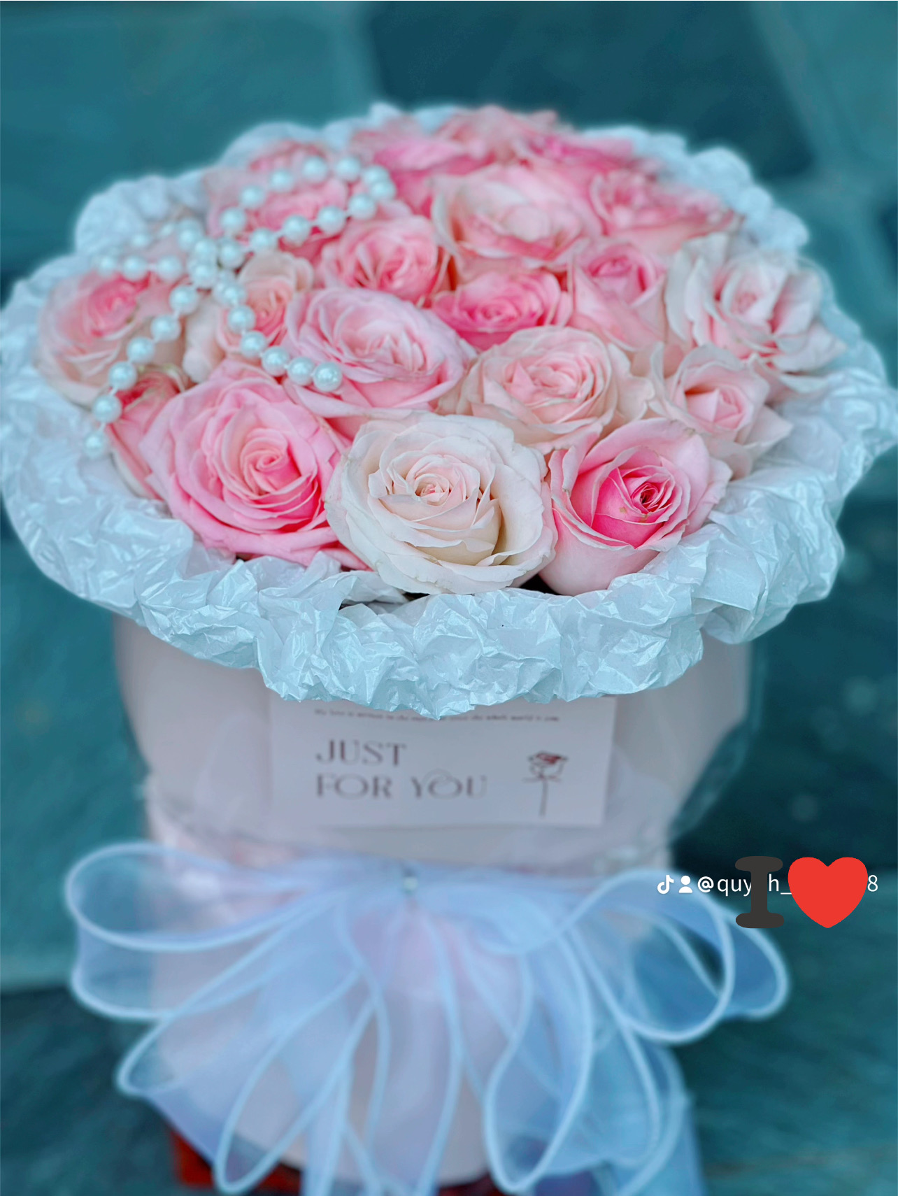 Bó hoa hồng  phối giấy nến xinh , nhẹ nhàng 