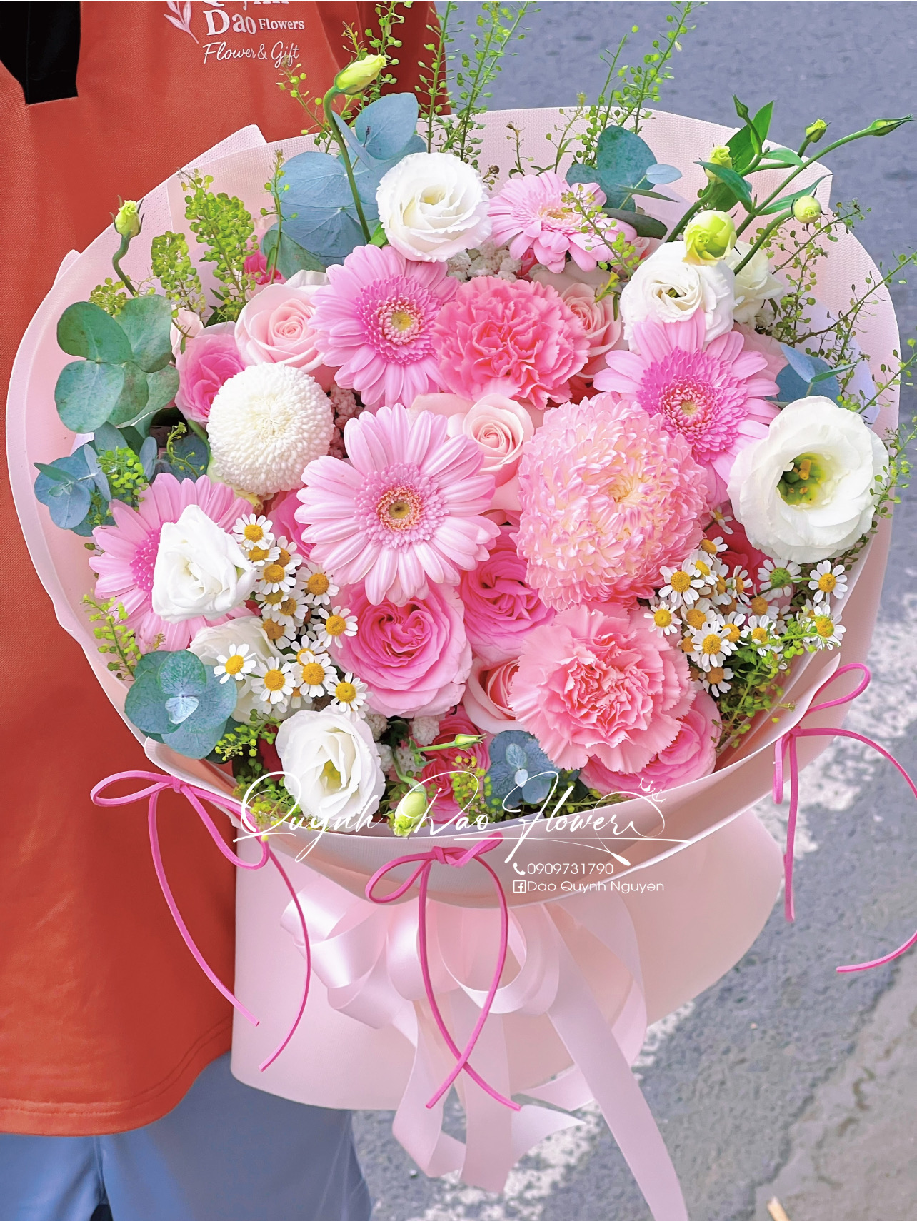 Bó hoa tone hồng mix cúc mẫu đơn