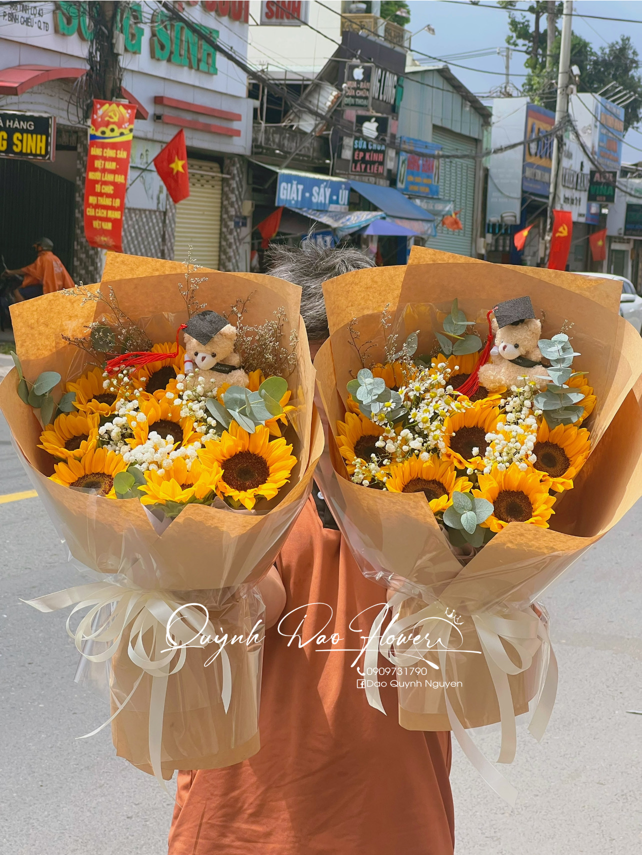Hoa tốt nghiệp kèm gấu thủ Đức 