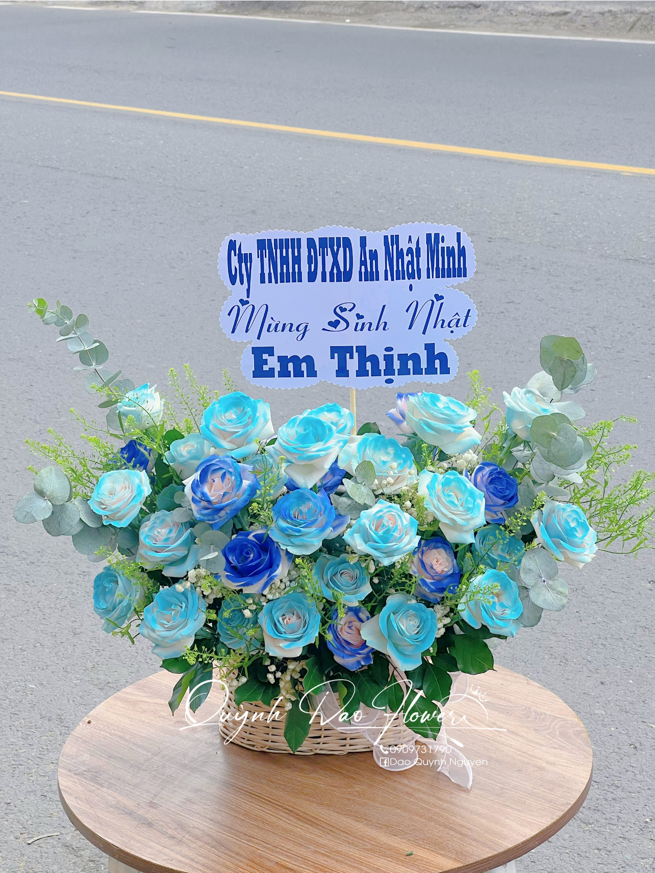 Giỏ hoa nhỏ tone xanh dương tặng khách hàng 