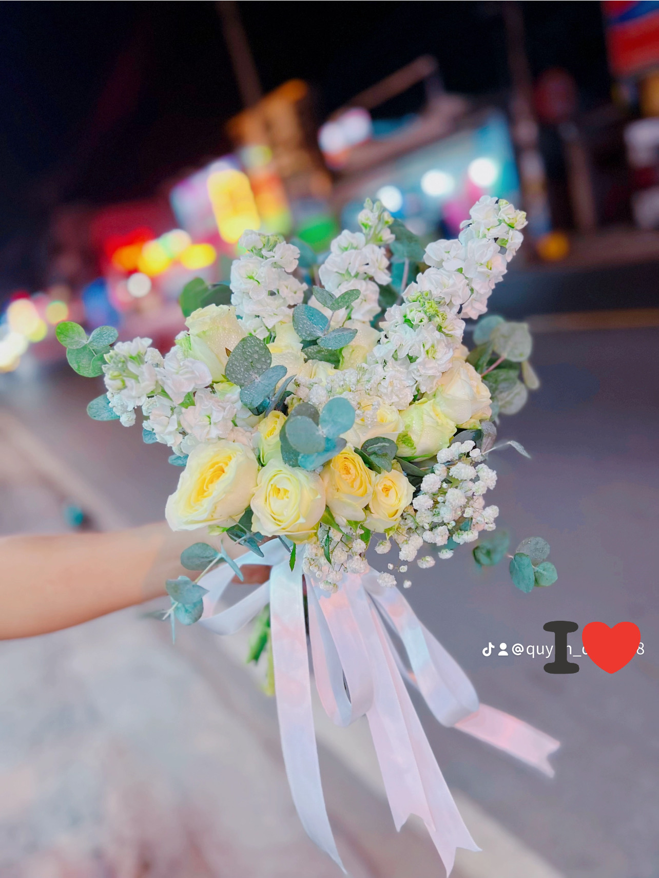 Bó hoa cưới vàng nhẹ nhàng giá rẻ