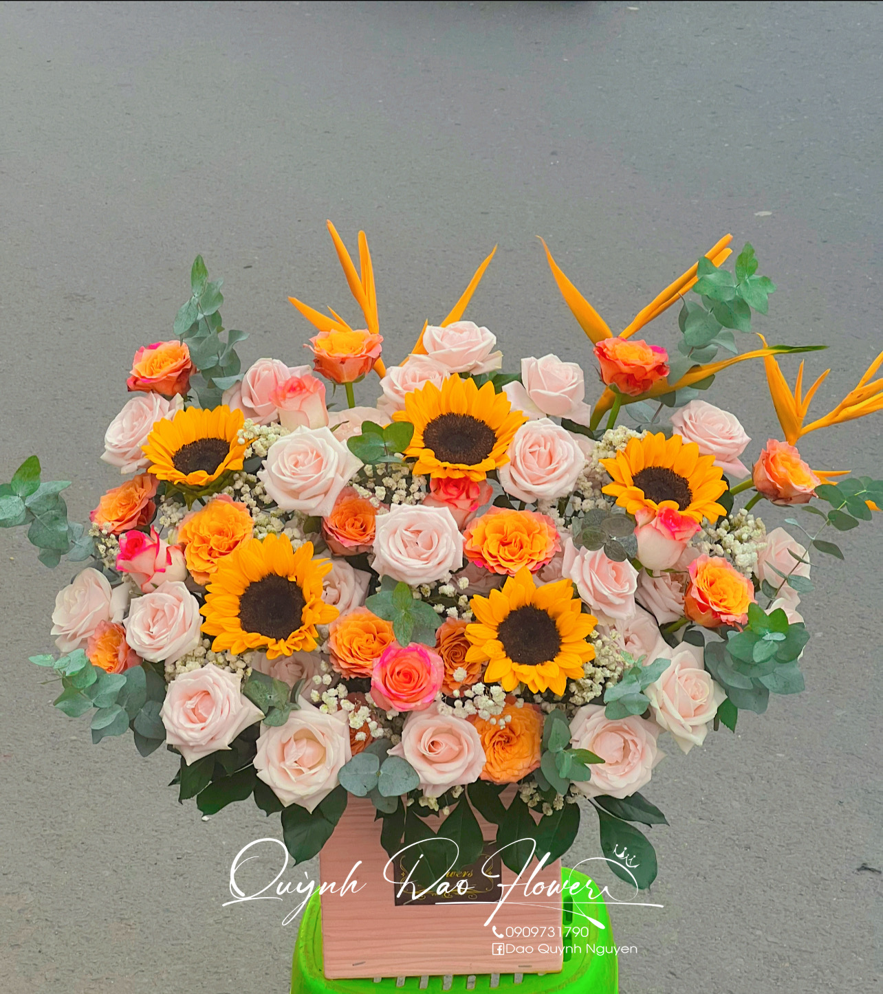Giỏ hoa Hồng cam mix hướng dương 