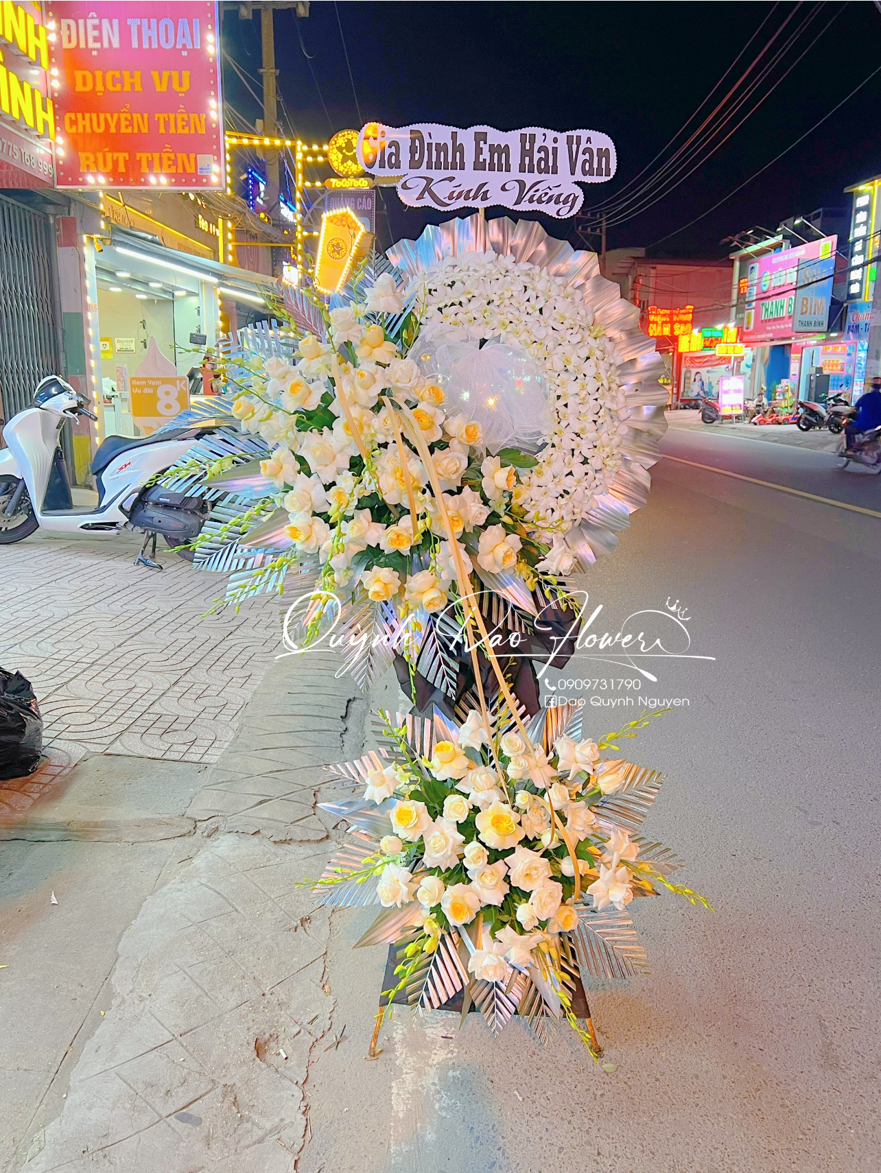 Kệ viếng, hoa viếng Dĩ An