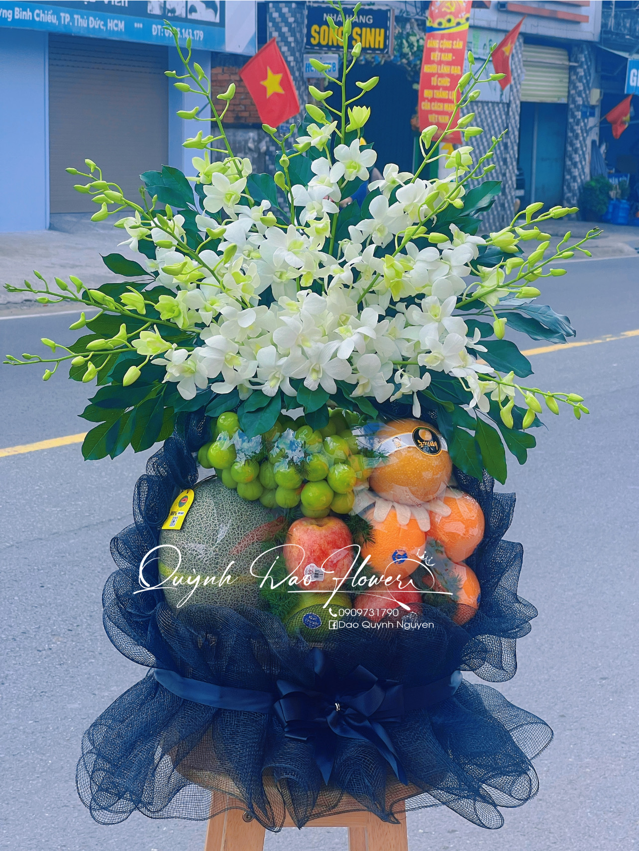 Giỏ trái cây kèm hoa lan