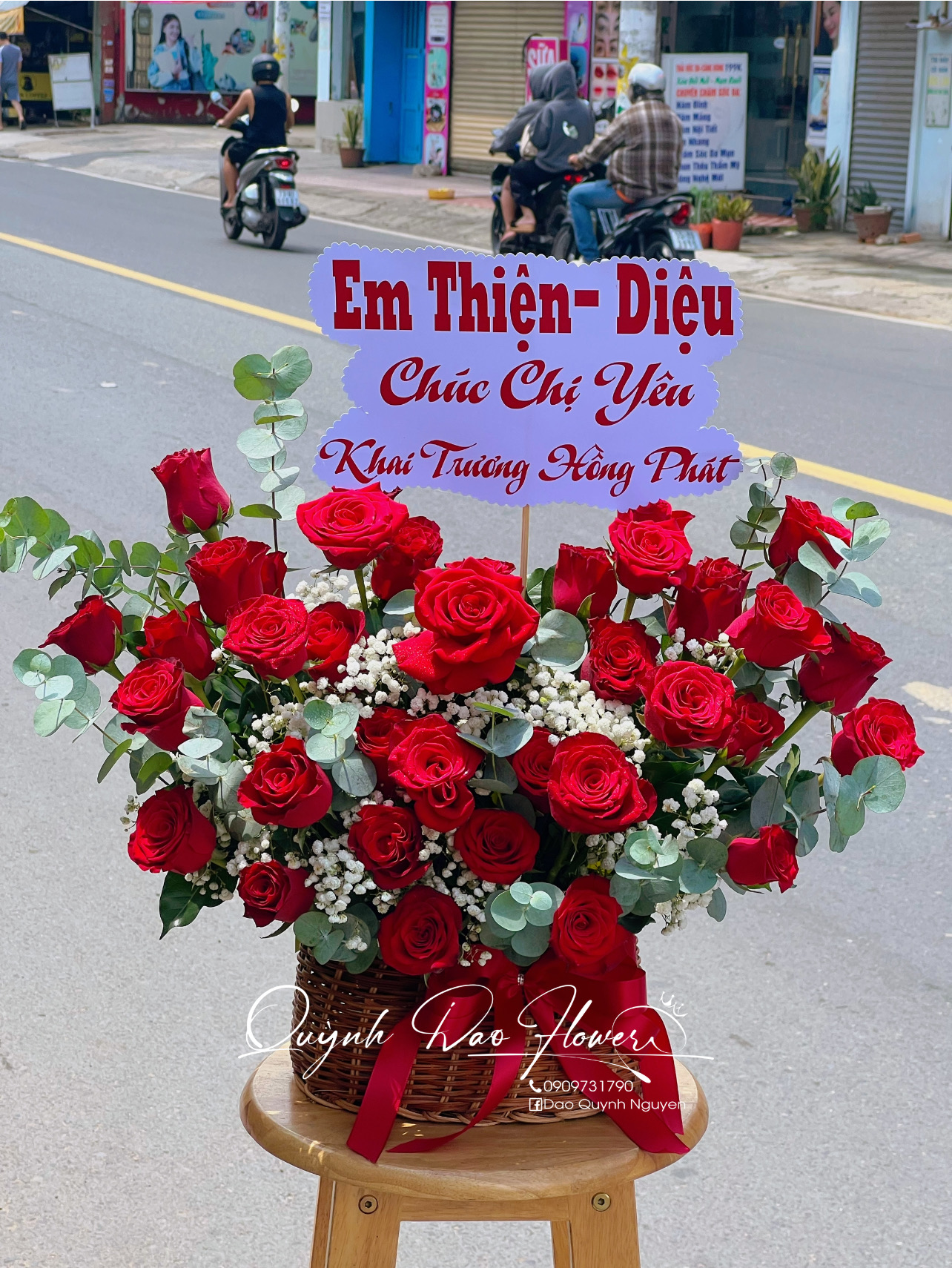 Giỏ hoa hồng đỏ gần bệnh viện quốc tế Hạnh phúc 
