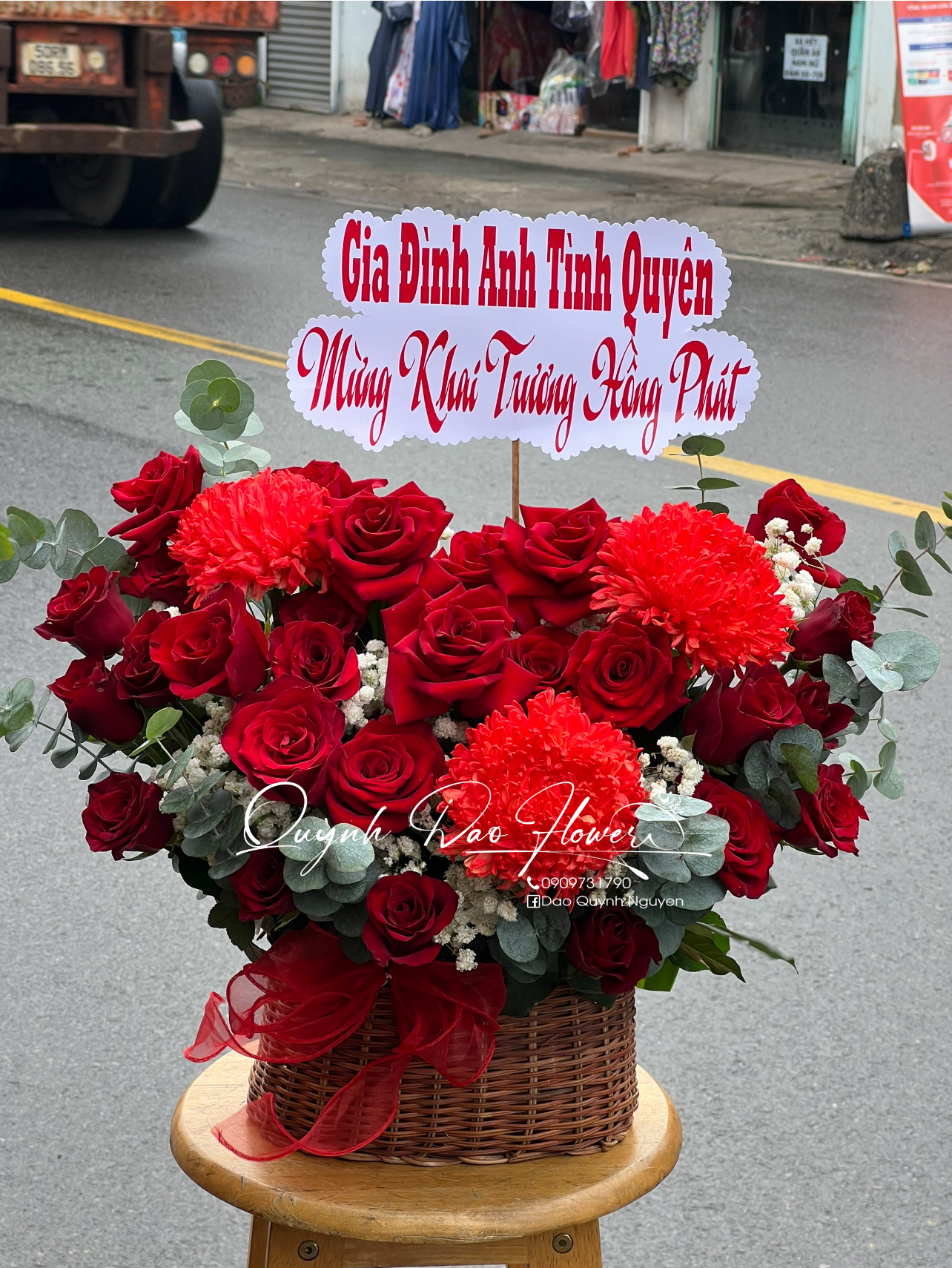 Giỏ hoa để bàn màu đỏ 