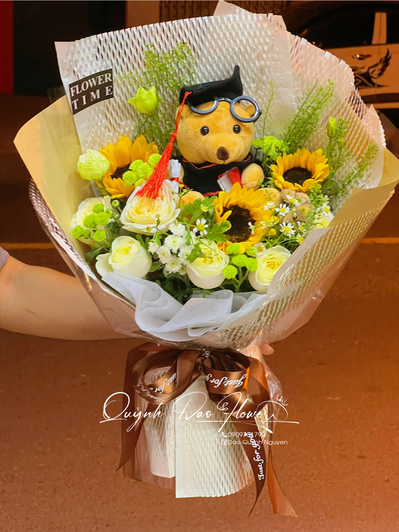 Bó hoa tươi tốt nghiệp kèm gấu 
