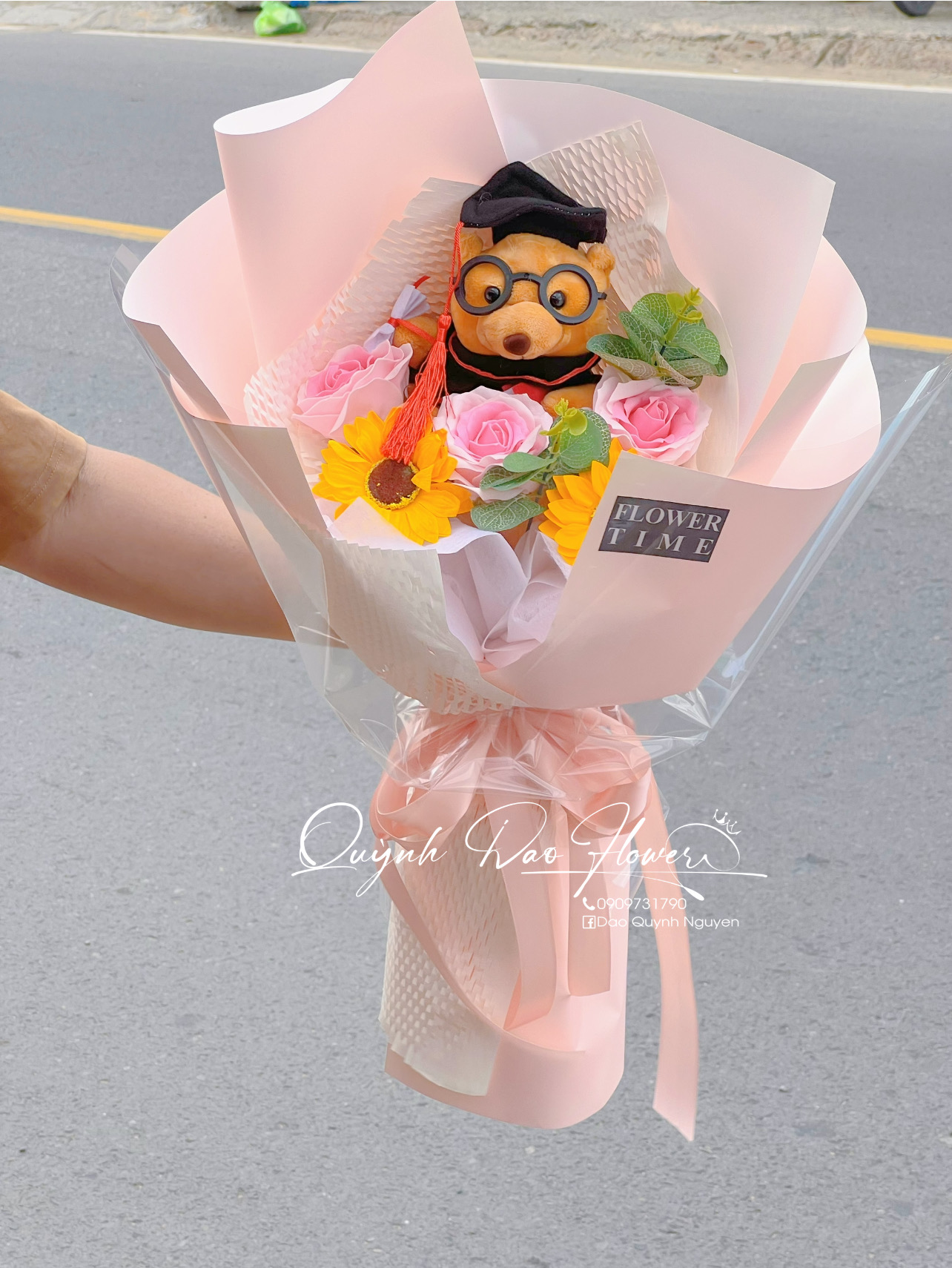 Bó hoa tri ân kèm gấu tốt nghiệp 