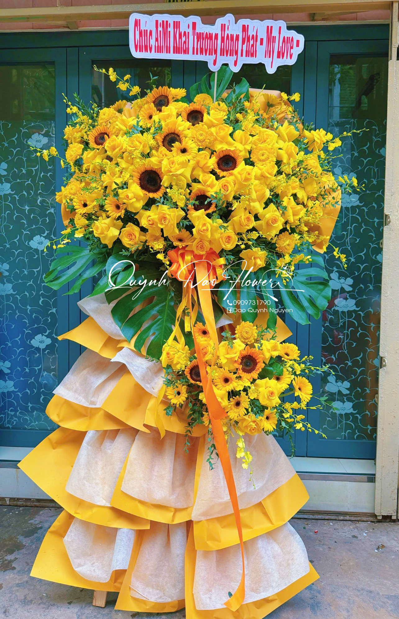 Kệ khai trương màu vàng quận 7