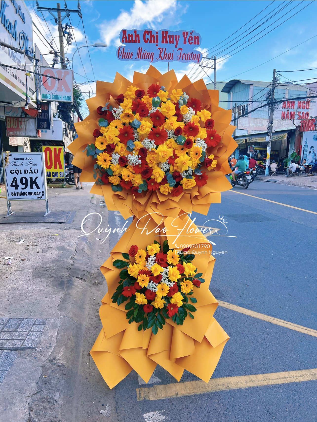 Kệ khai trương vàng rực rỡ 