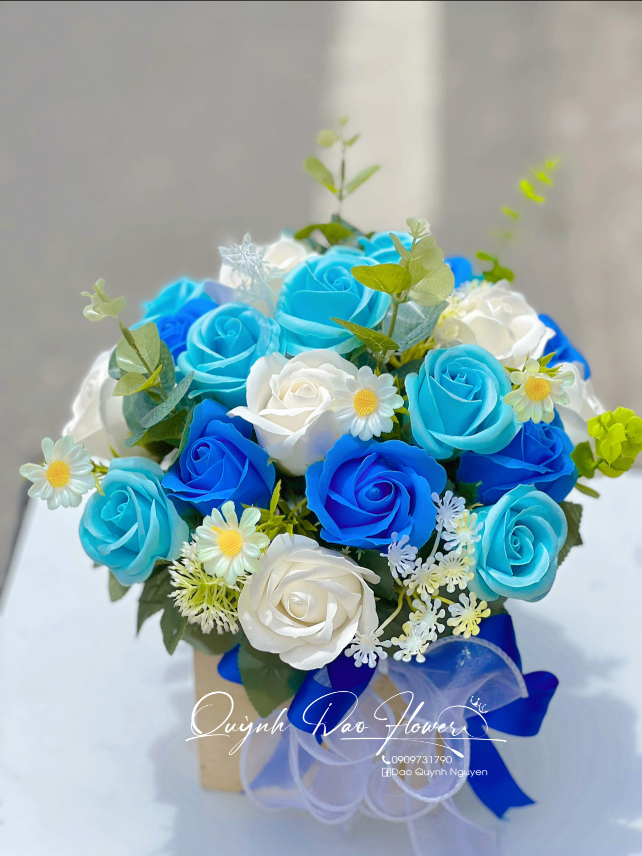 Giỏ hoa sáp để bàn màu xanh dương 