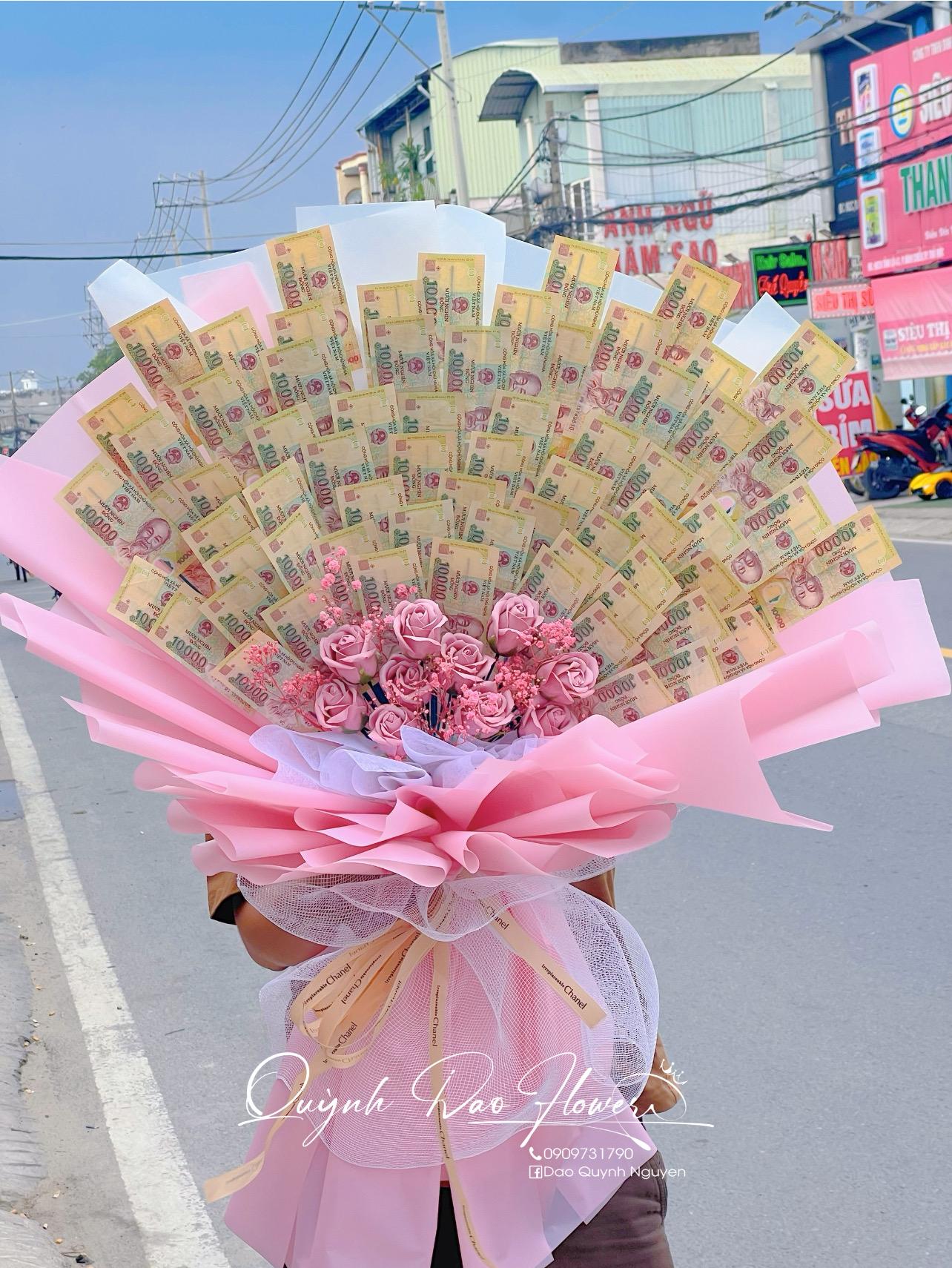 Bó hoa tiền tặng mẹ