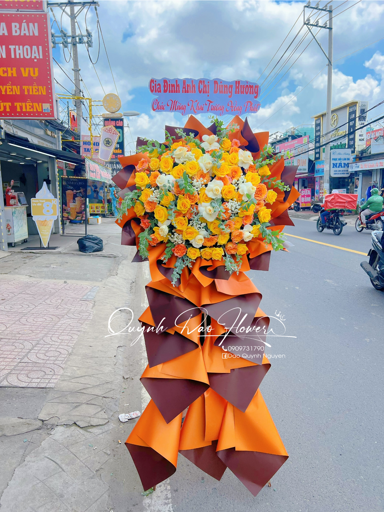 Kệ khai trương màu vàng cam Dĩ An