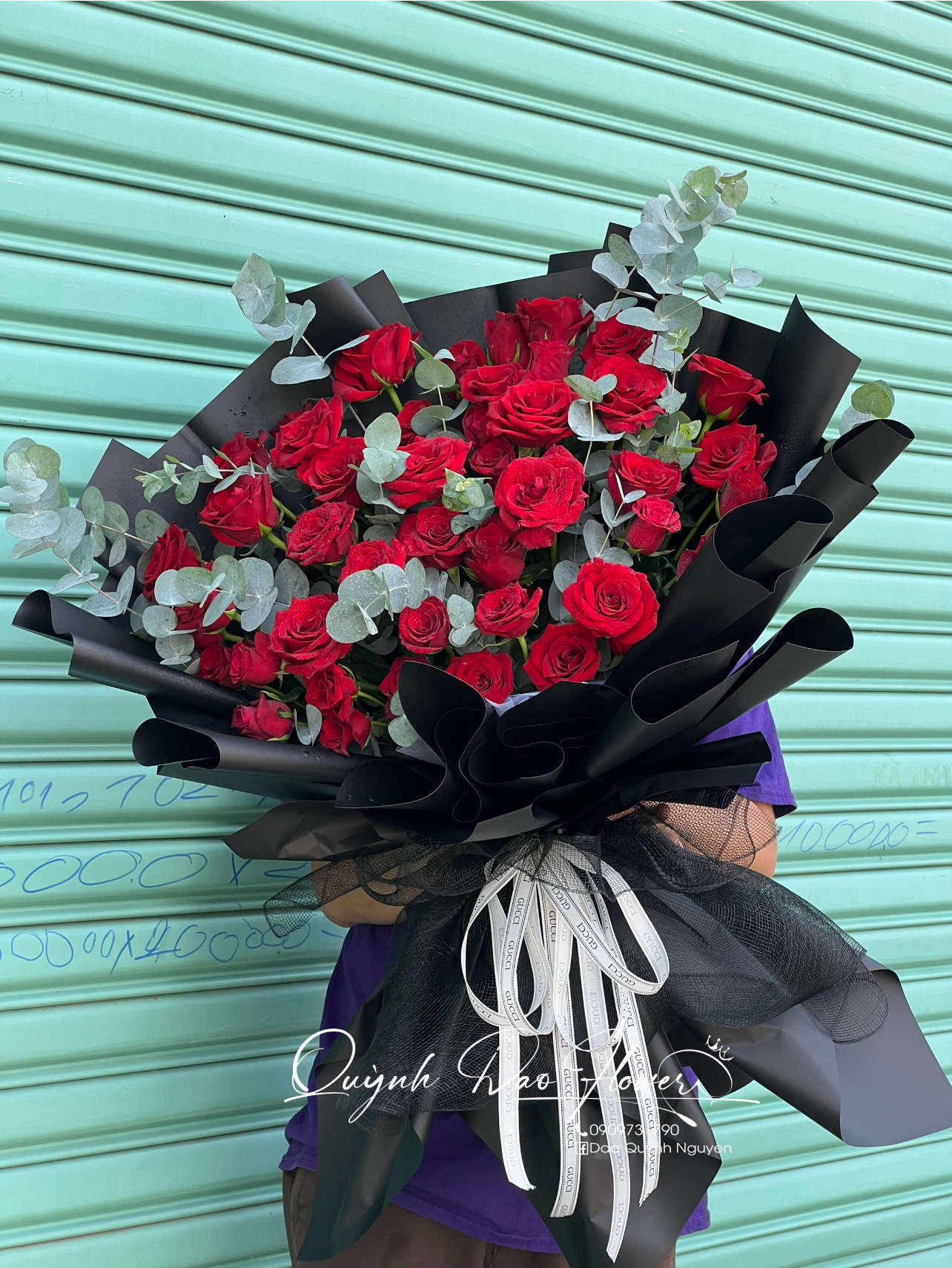 Bó hoa Hồng đỏ 50 bông gói giấy đen sang trọng 