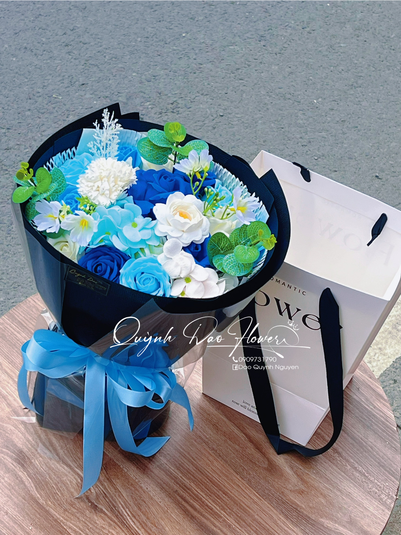 Bó hoa sáp mix cao cấp tone xanh coban