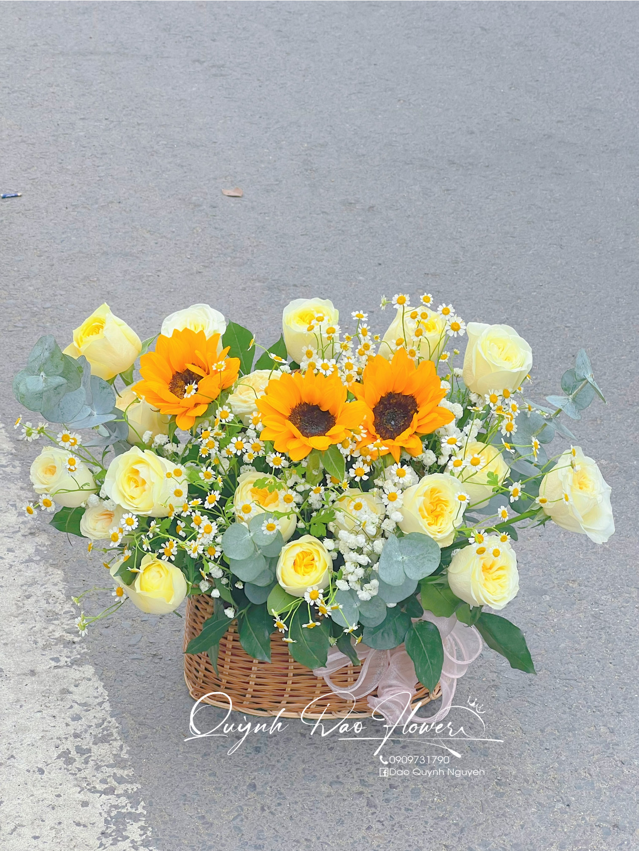 Giỏ hoa Tone vàng mix tana