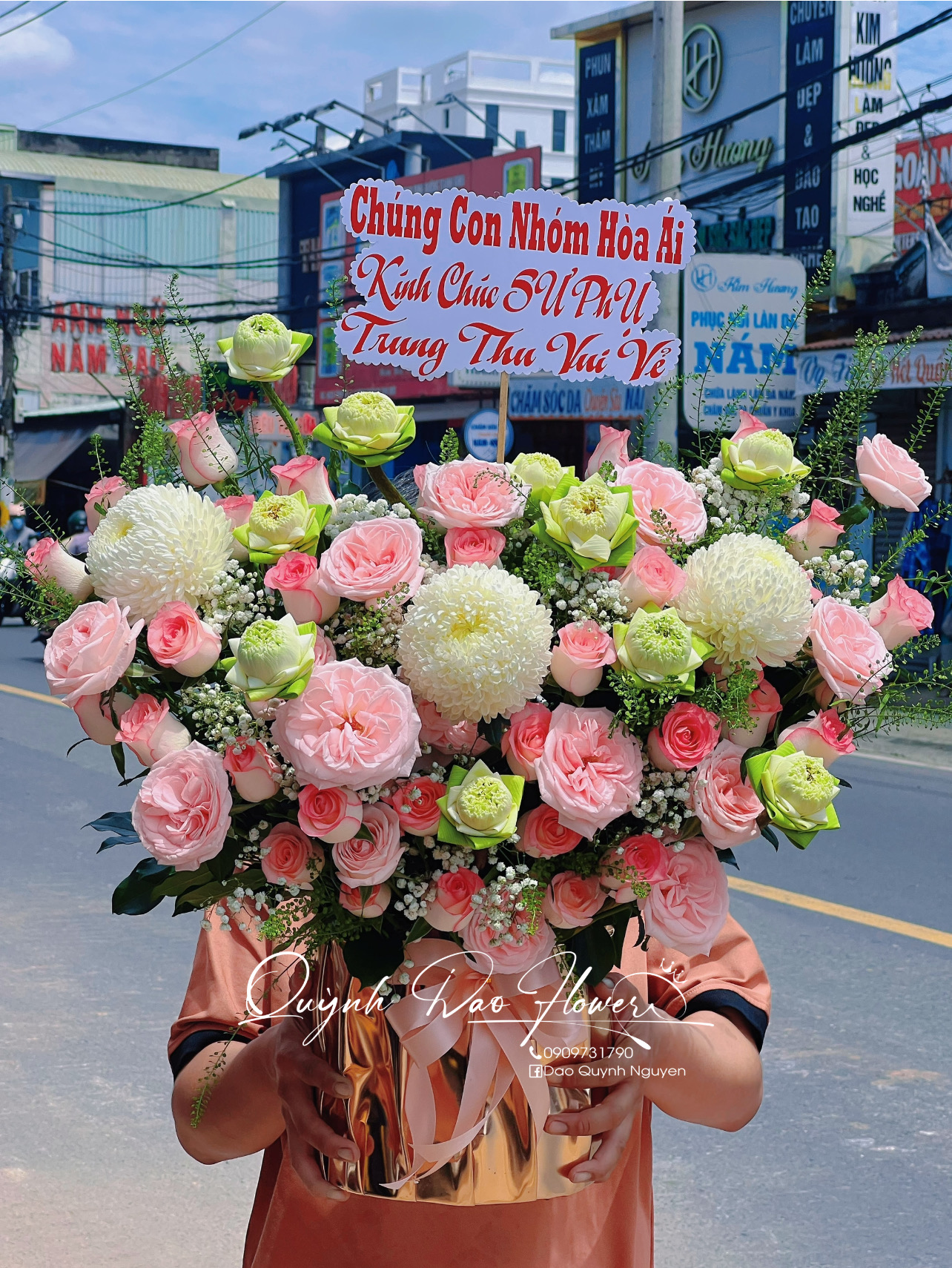 Giỏ hoa hồng mix hoa sen