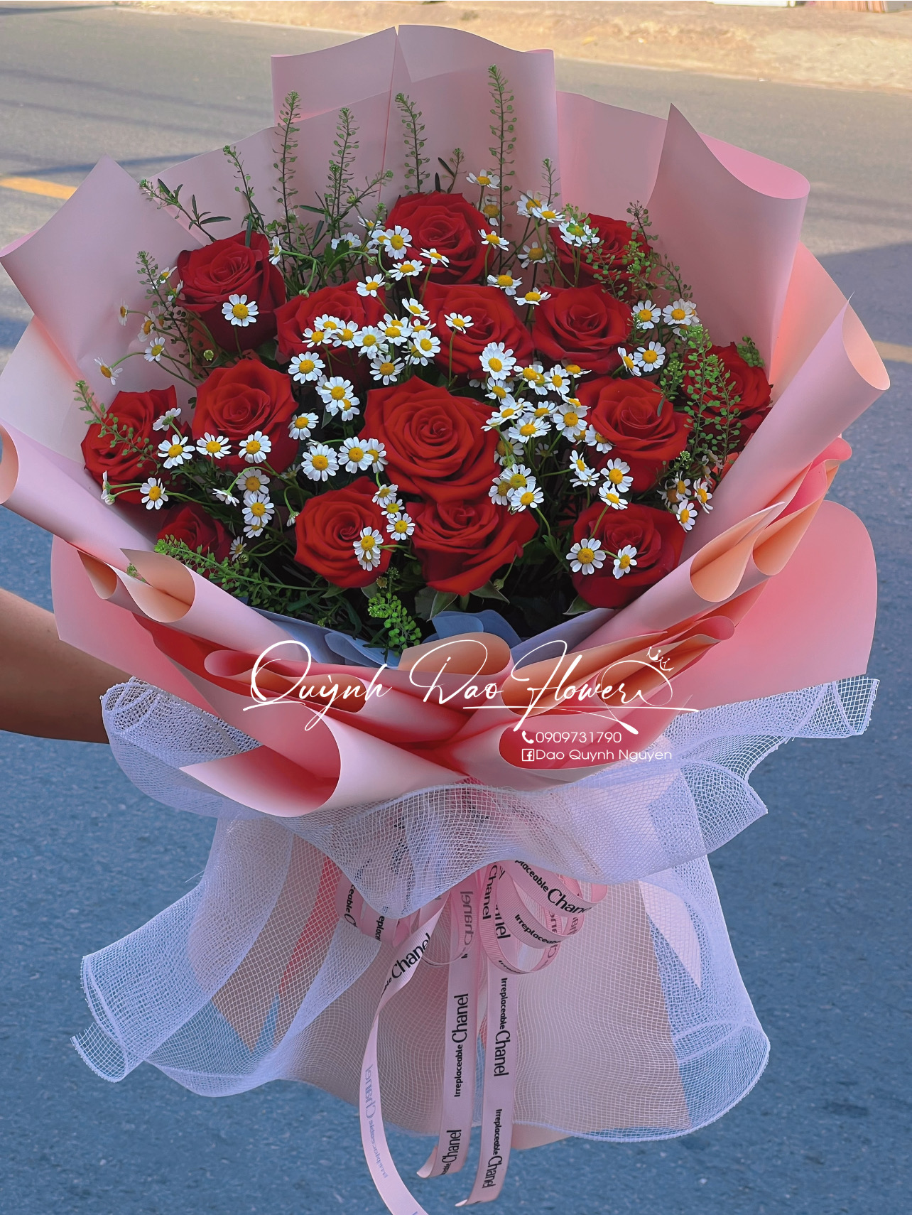 Bó hoa đỏ mix giấy hồng
