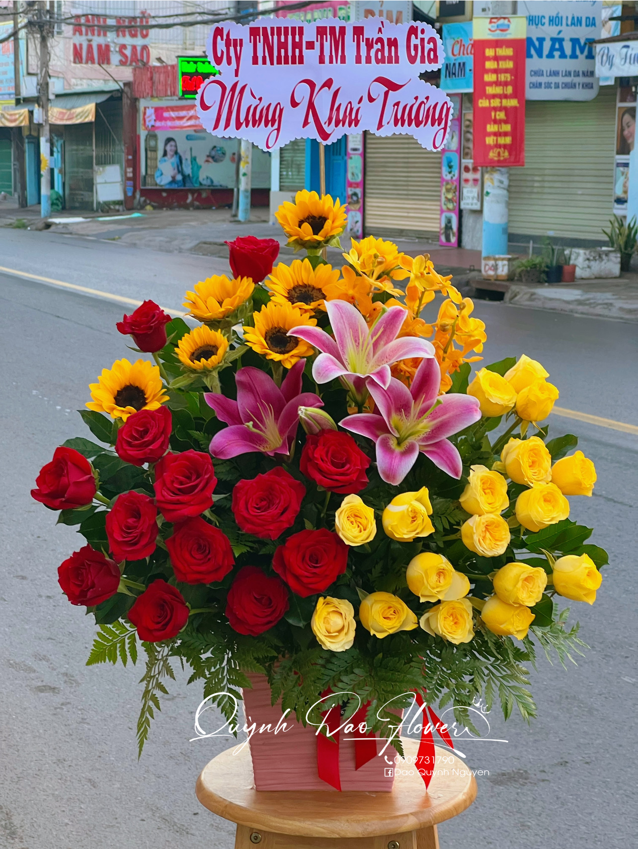 Giỏ hoa chúc mừng to