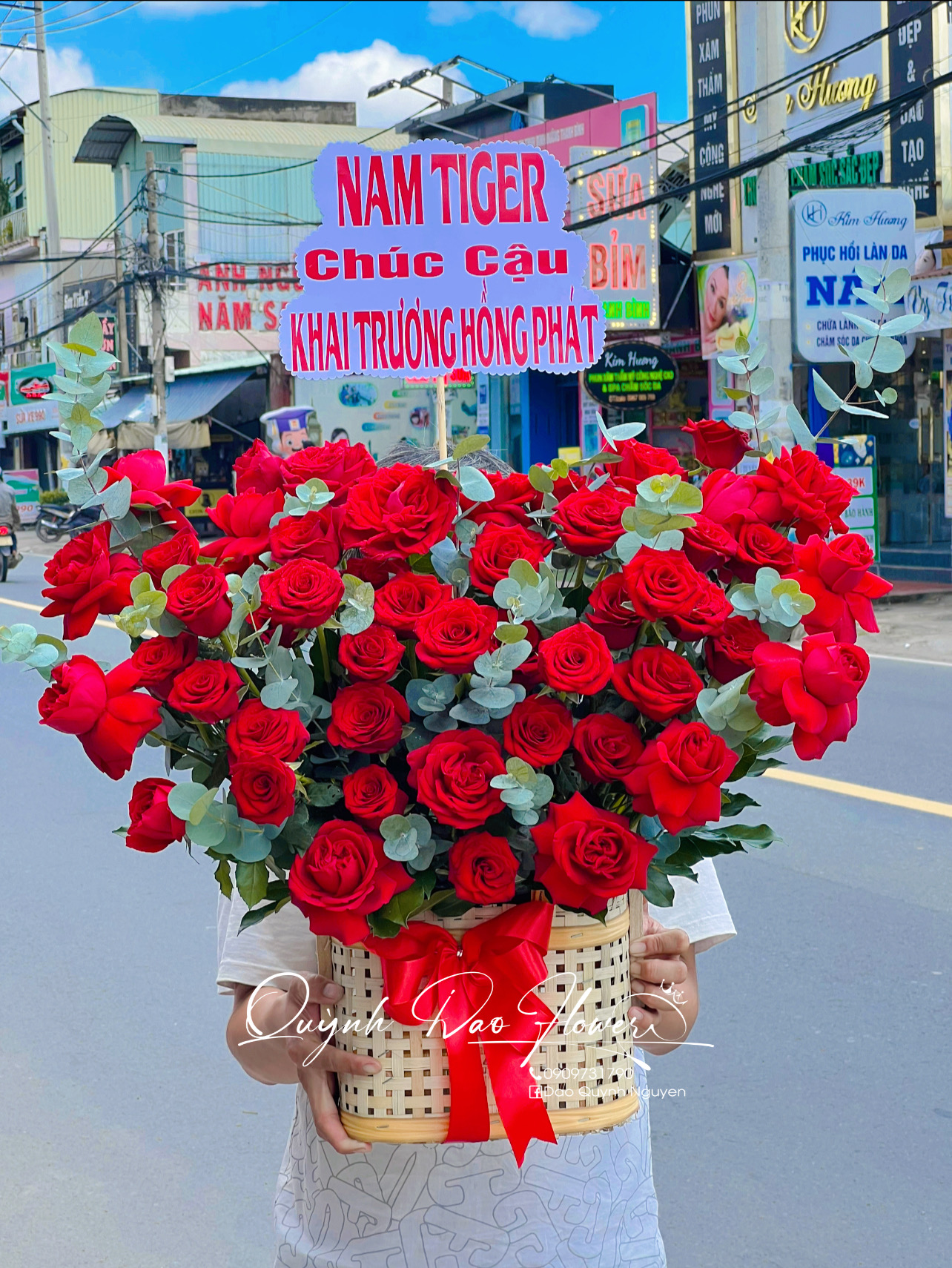 Giỏ hoa hồng đỏ to đẹp tặng khai trương khách hàng 