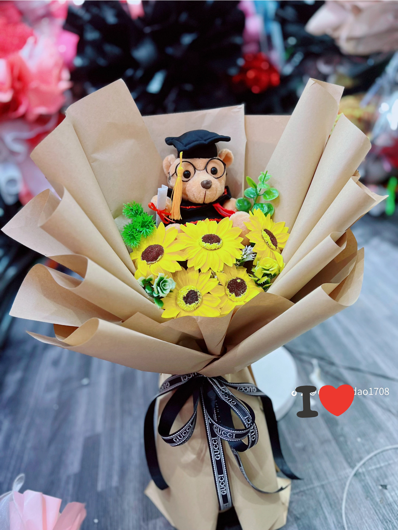 Bó hoa sáp hướng dương tặng tốt nghiệp, gấu tốt nghiệp 