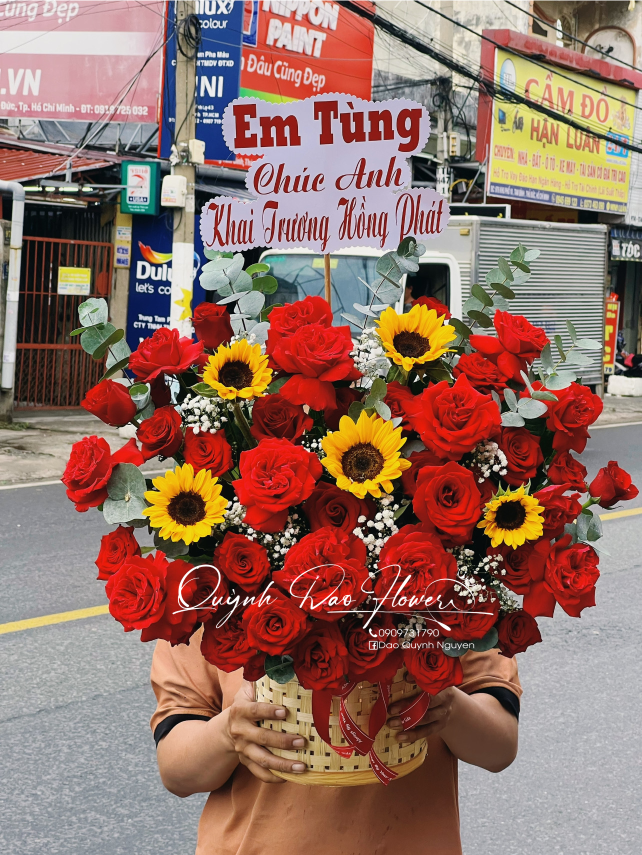 Giỏ hoa hồng đỏ mix hướng dương 