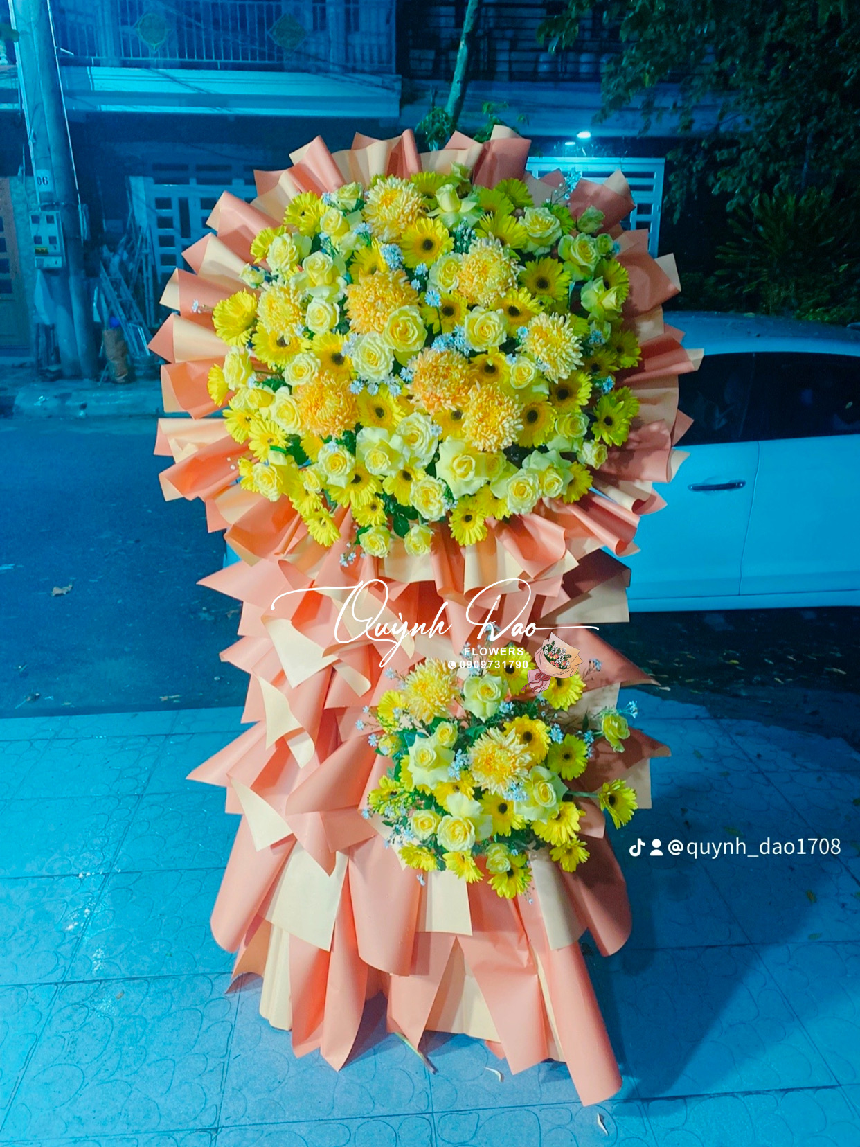 Kệ hoa khai trương màu vàng sang trọng 