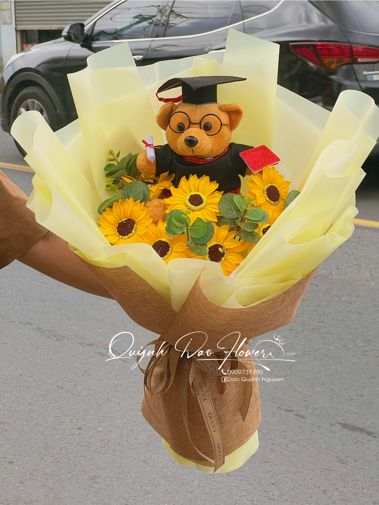 Hoa tốt nghiệp kèm gấu 