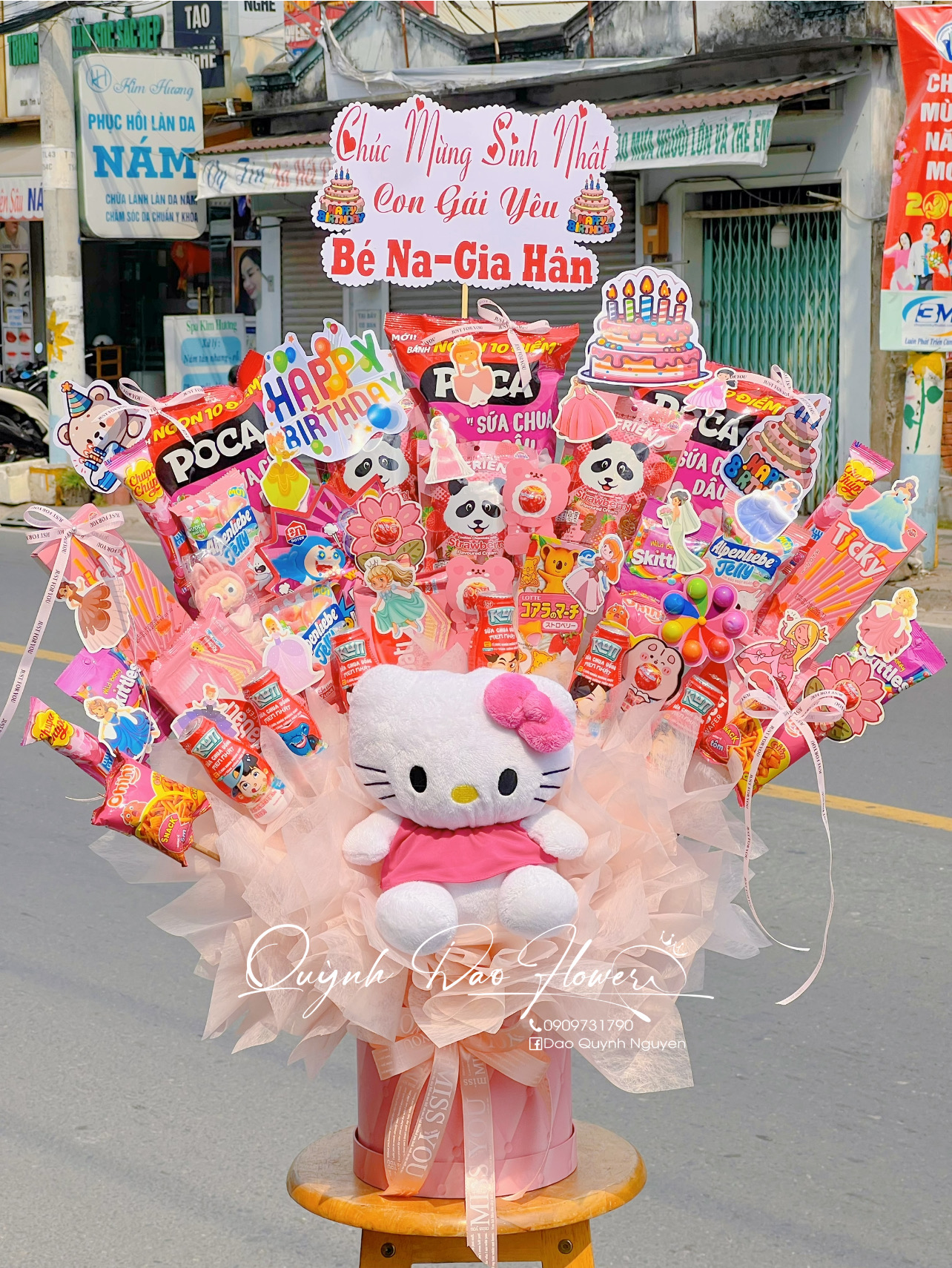 Hộp hoa bánh kẹo hello kitty