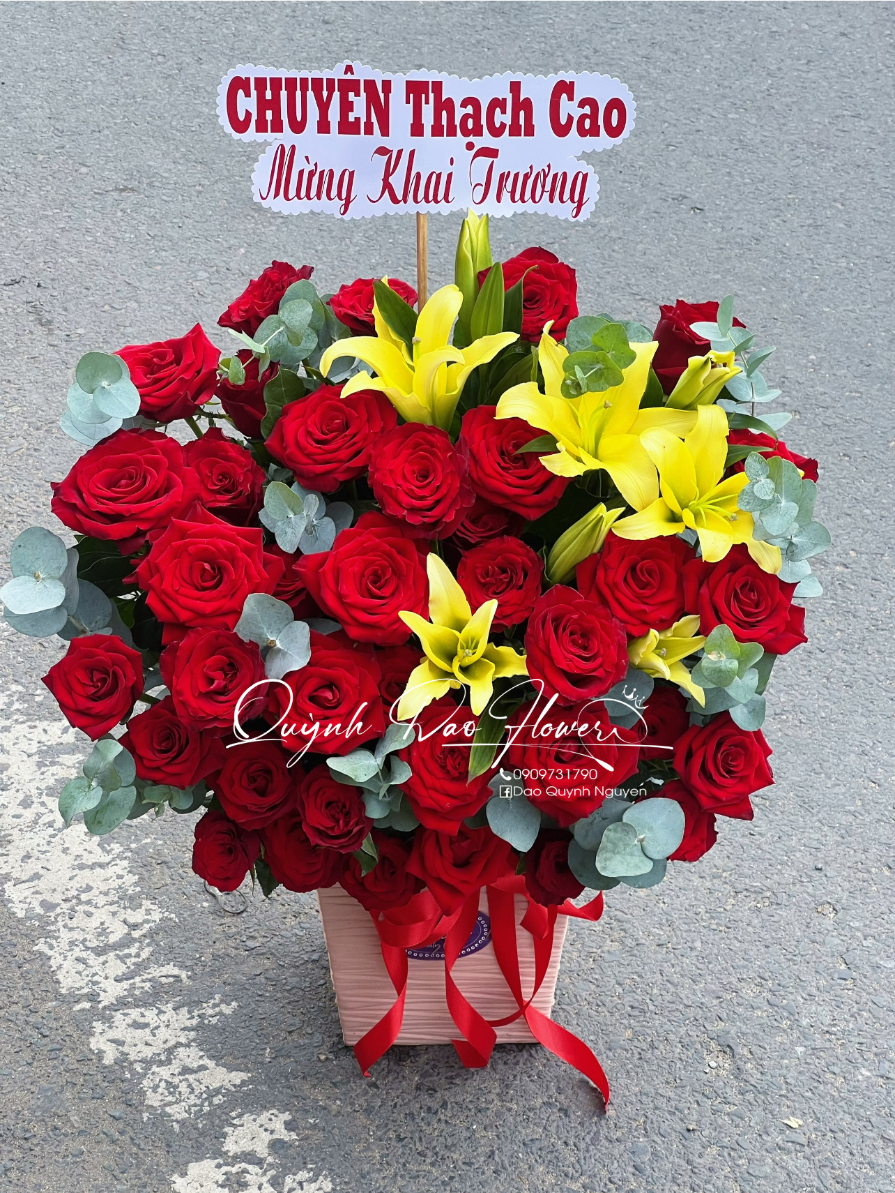 Giỏ hoa đỏ mix ly vàng 