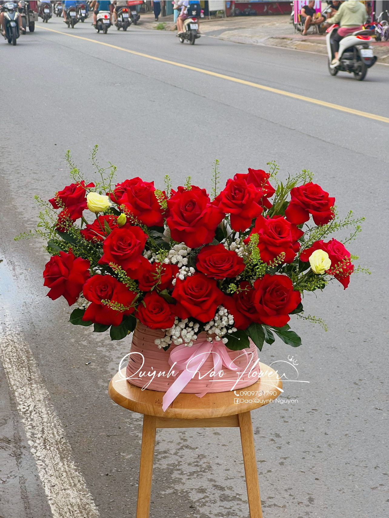 Giỏ hoa hồng đỏ nhỏ tặng cô