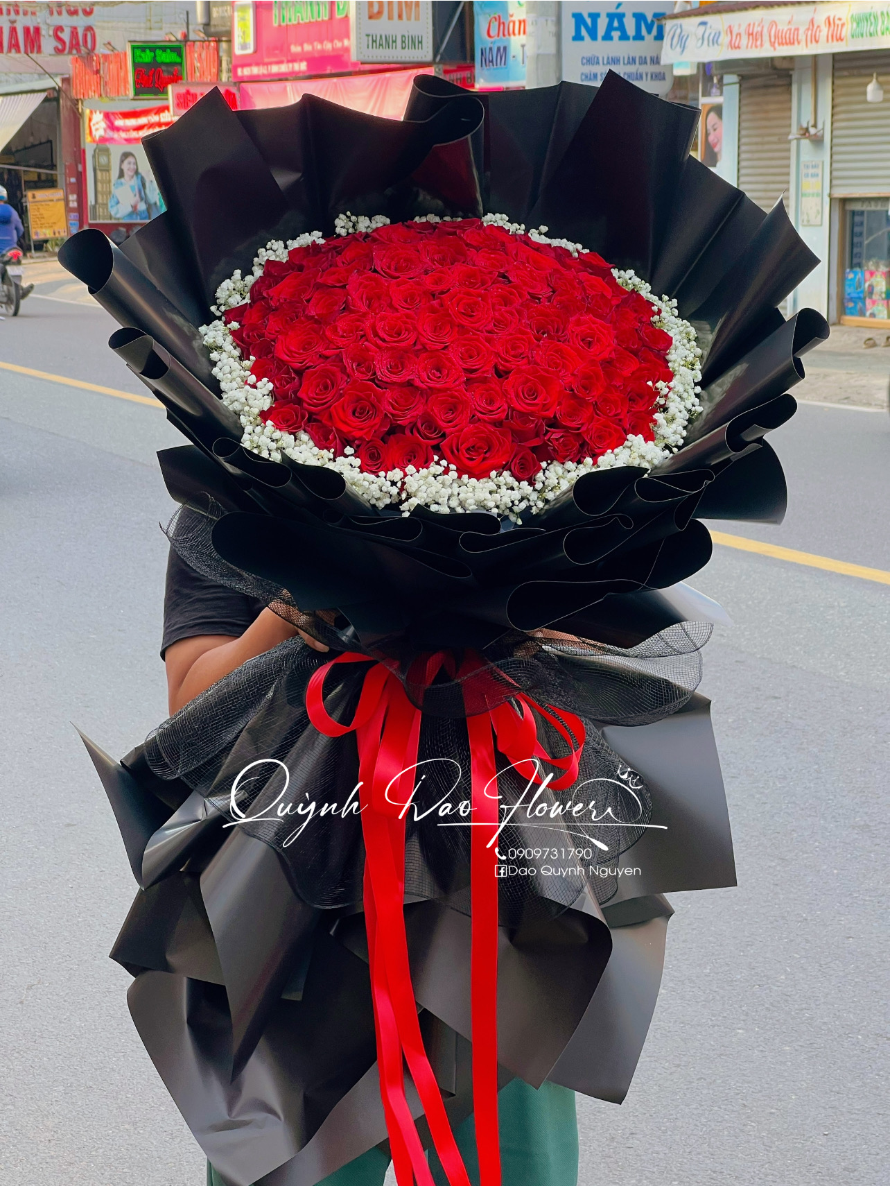 Bó hoa viền bi khổng lồ 