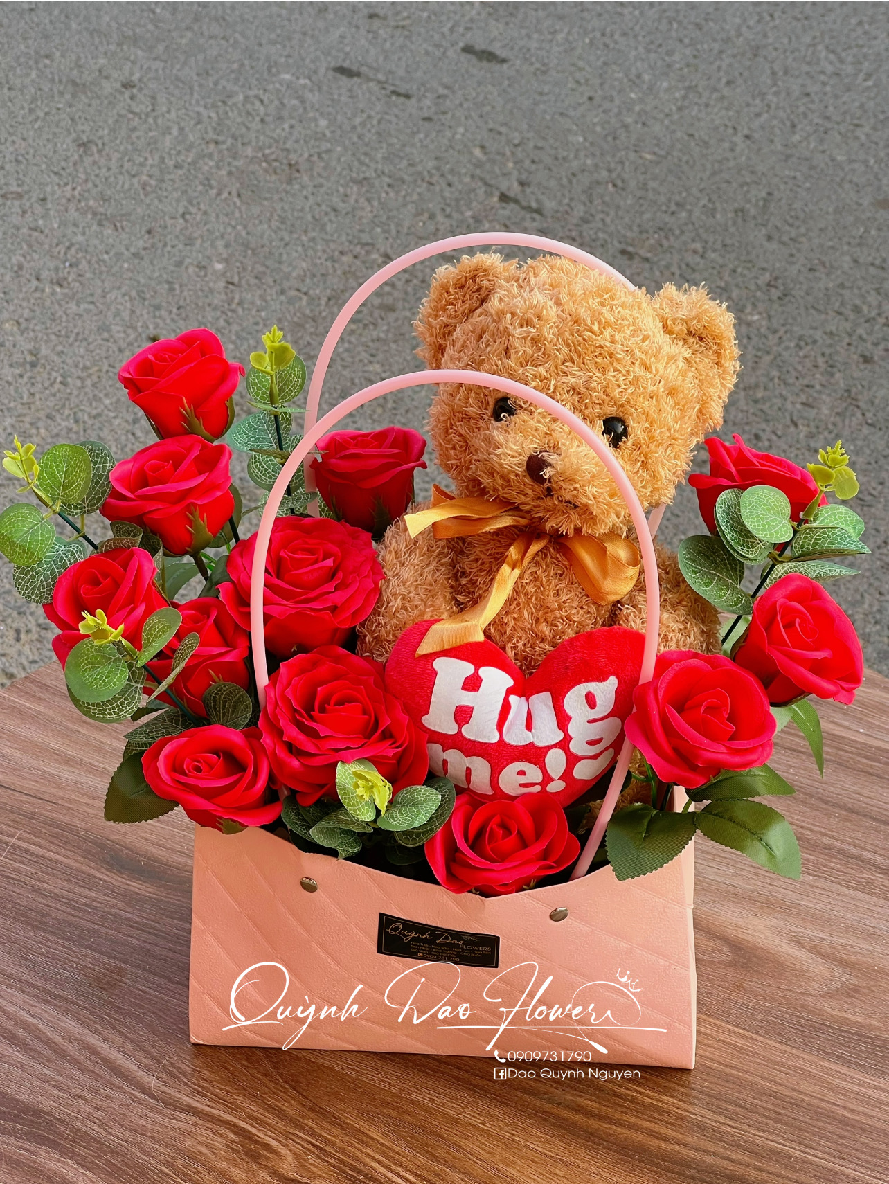 Giỏ hoa sáp kèm gấu 