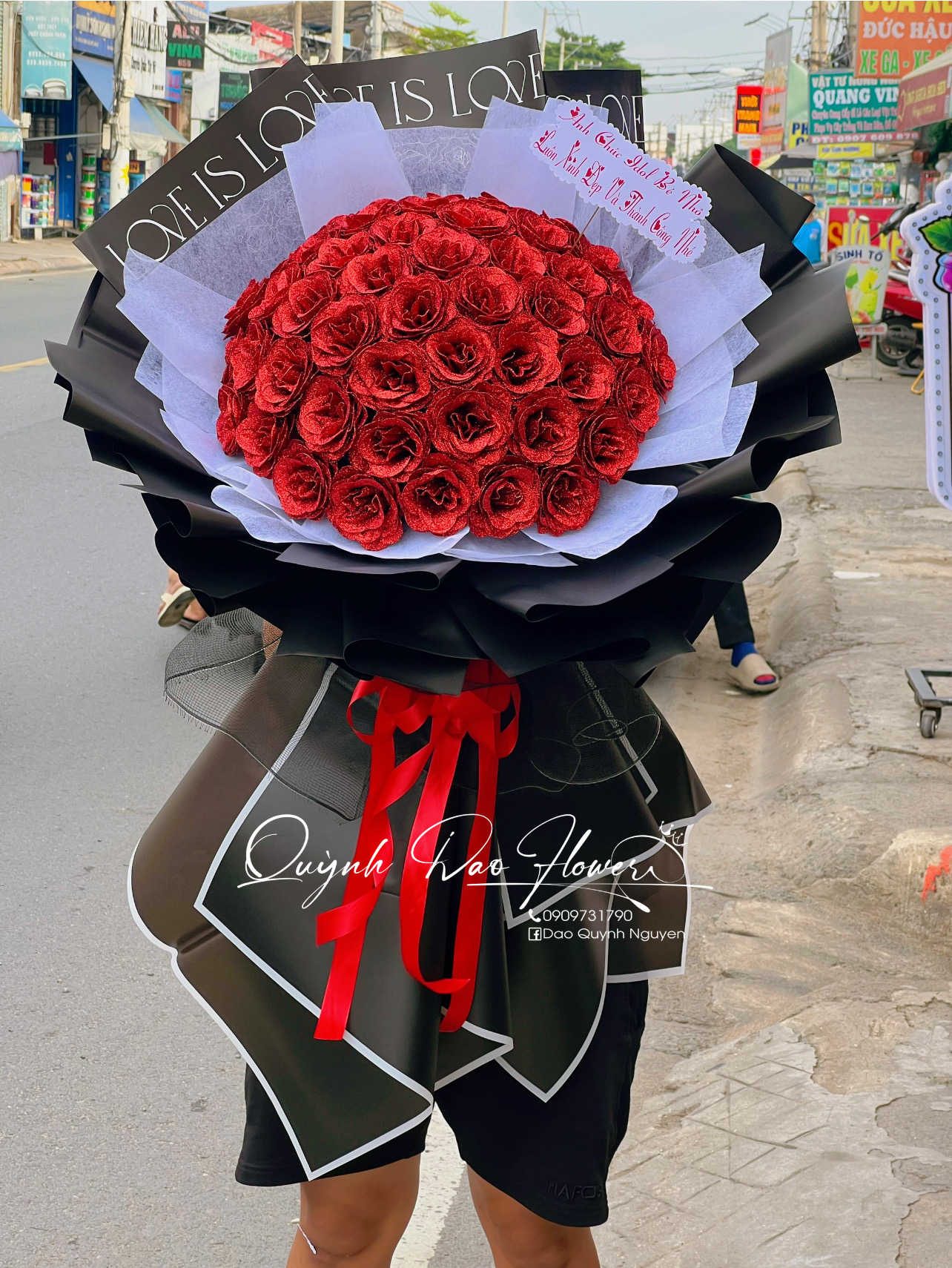 Bó hoa sáp nhũ đỏ đen