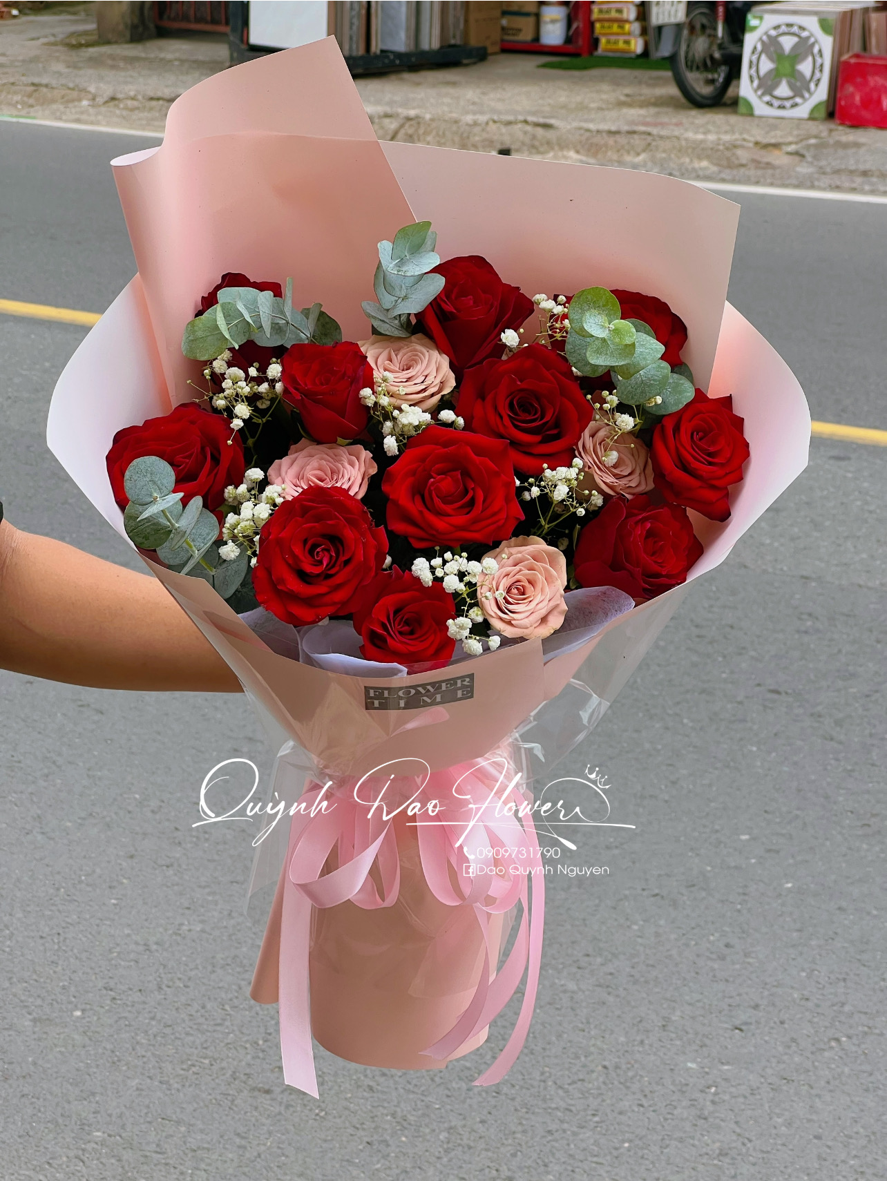 Bó hoa Hồng đỏ mix capuchino 