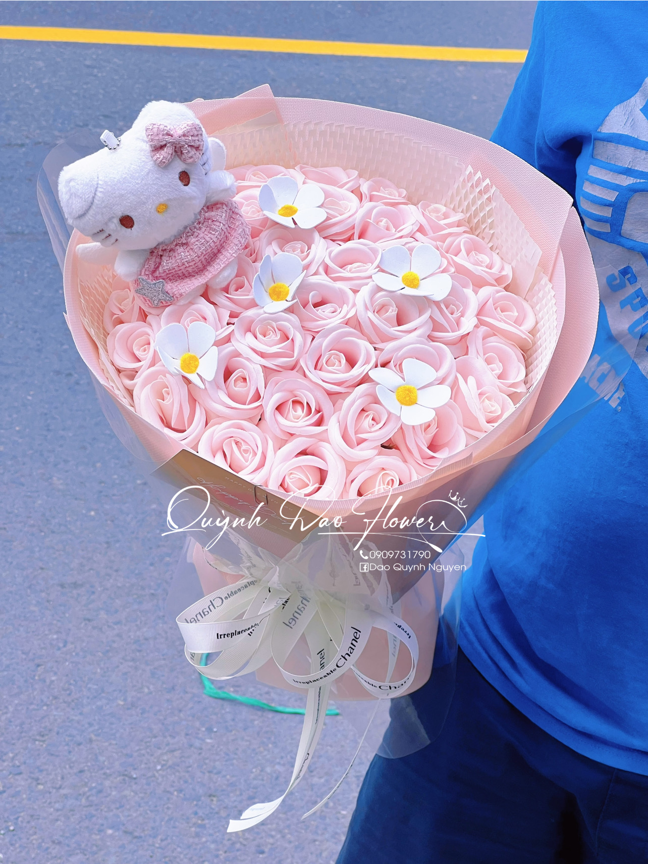 Bó hoa sáp hồng kem hello kitty 