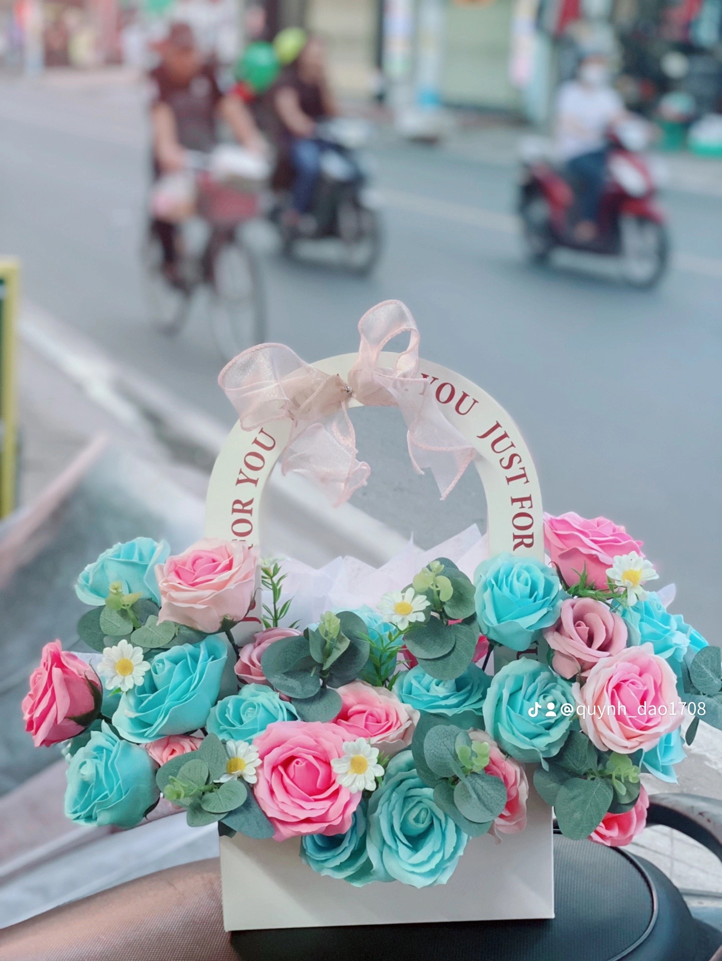Giỏ hoa sáp để bàn màu xanh