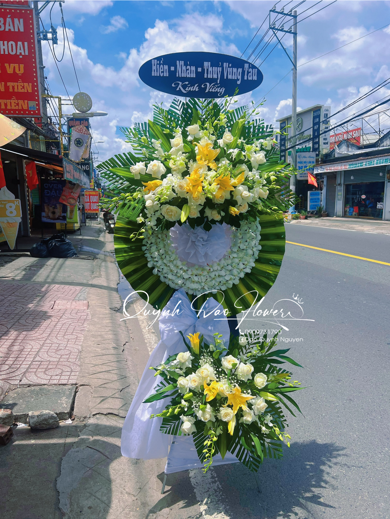 Kệ viếng hoa ly vàng 