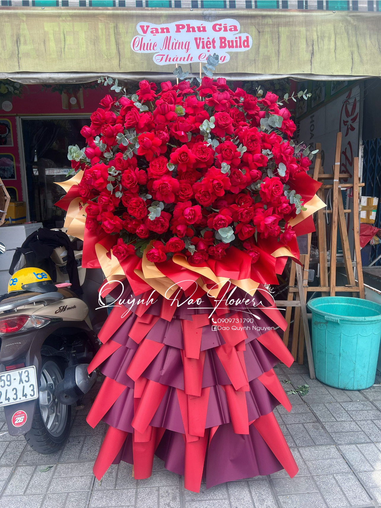 Kệ khai trương đỏ khổng lồ quận 12