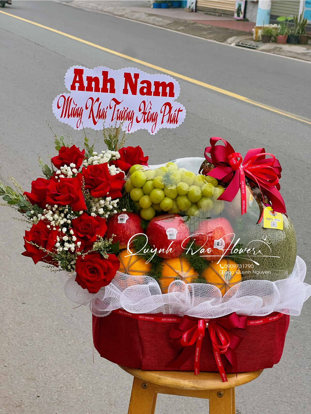 Giỏ trái cây chúc mừng màu đỏ 