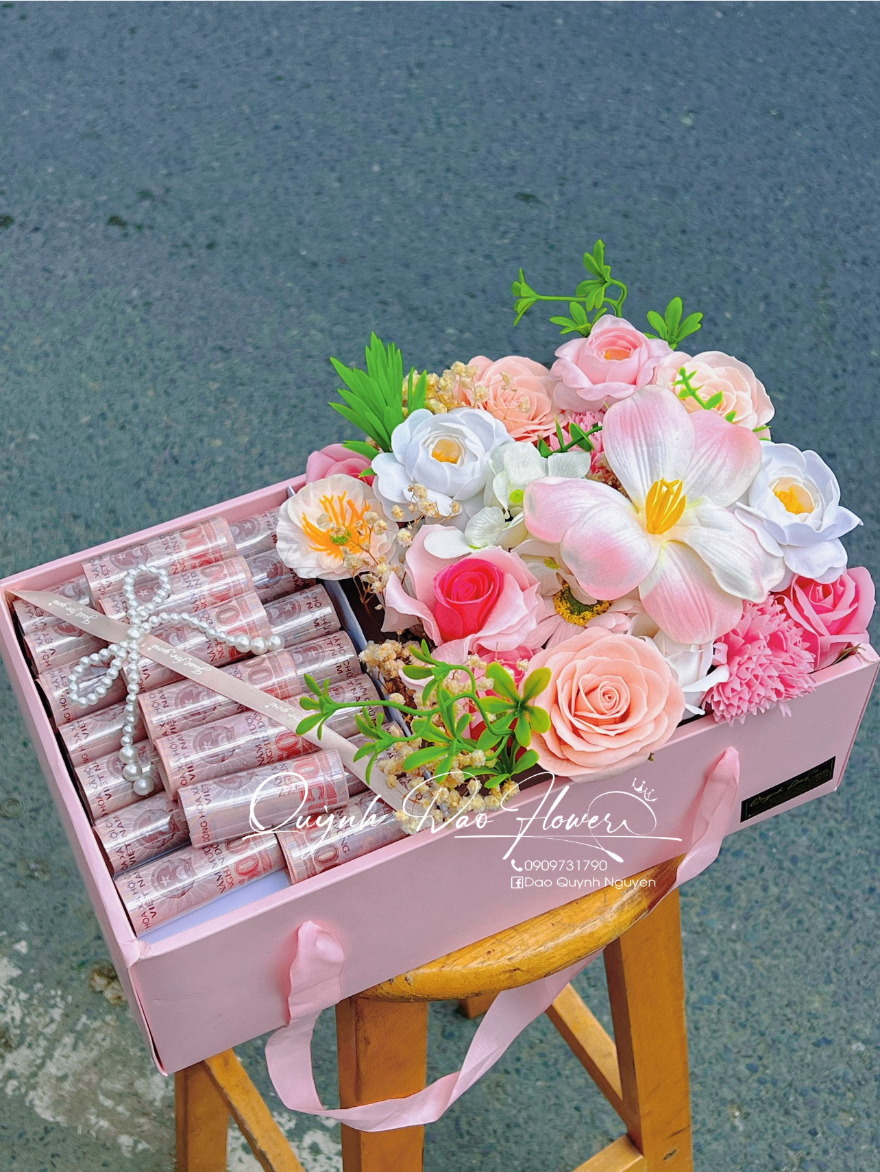 Hộp hoa tiền mix hoa sáp 