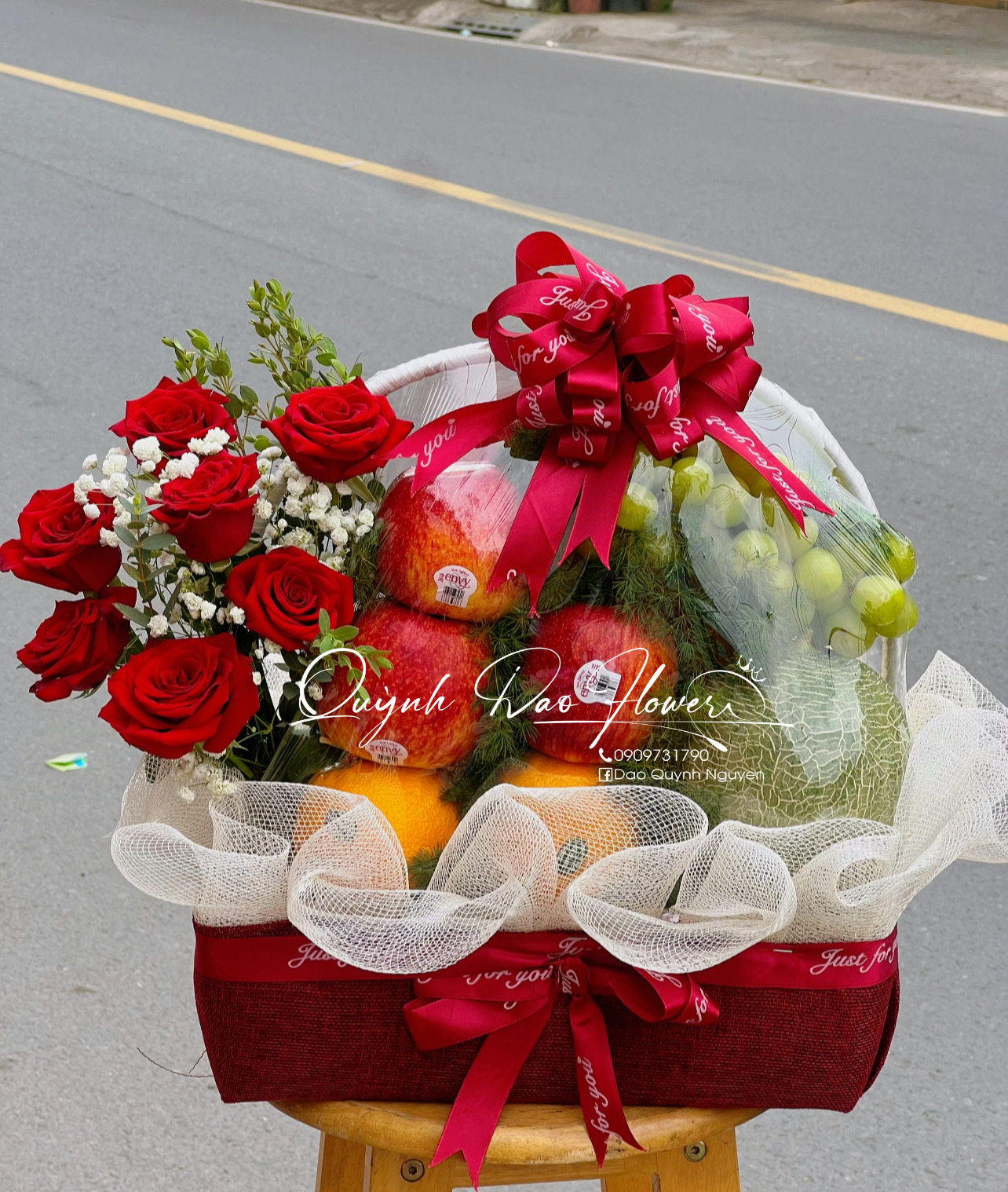 Giỏ trái cây đỏ sang trọng 