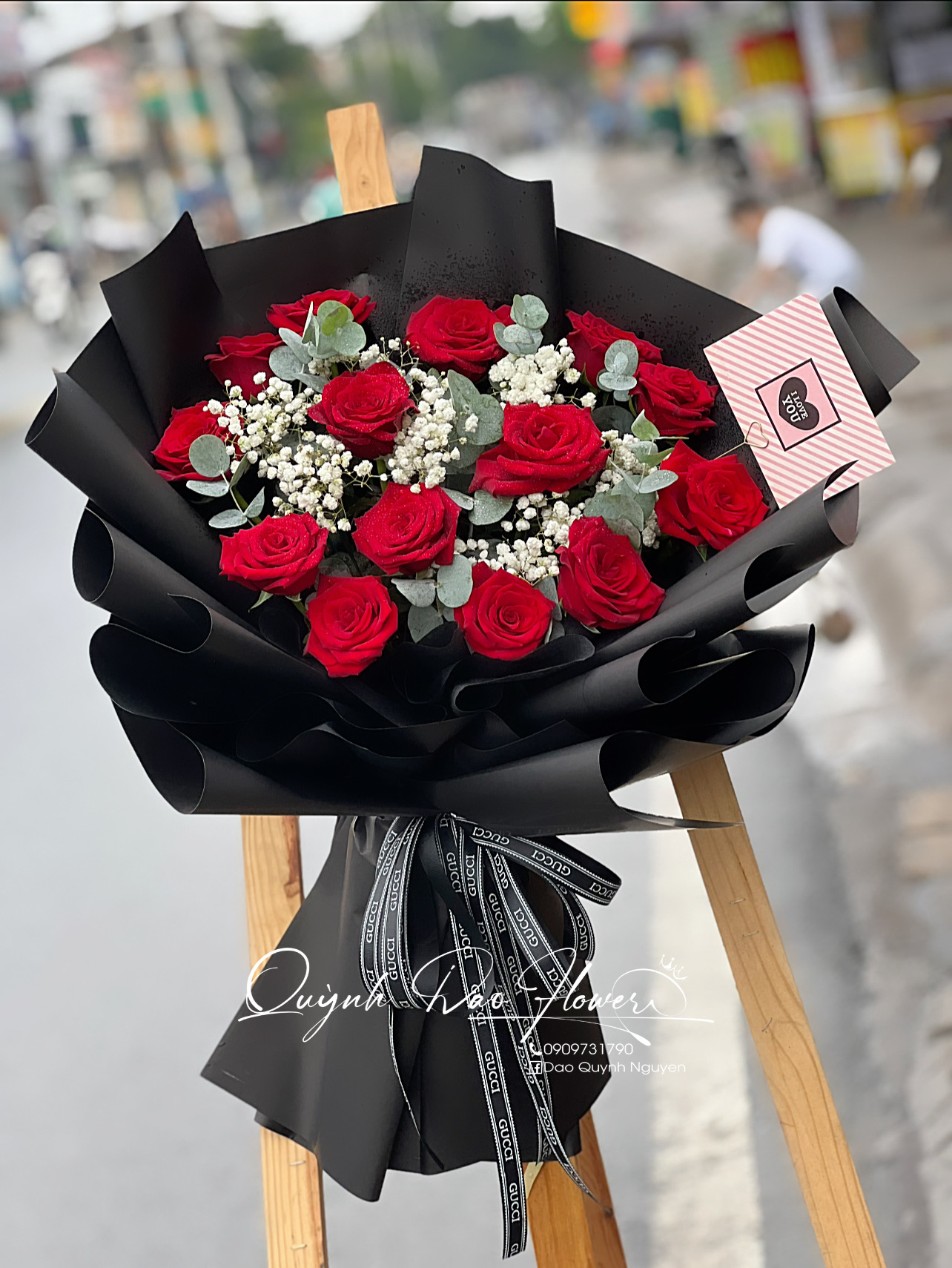 Bó hoa hồng ecudor sang trọng phối giấy đen 