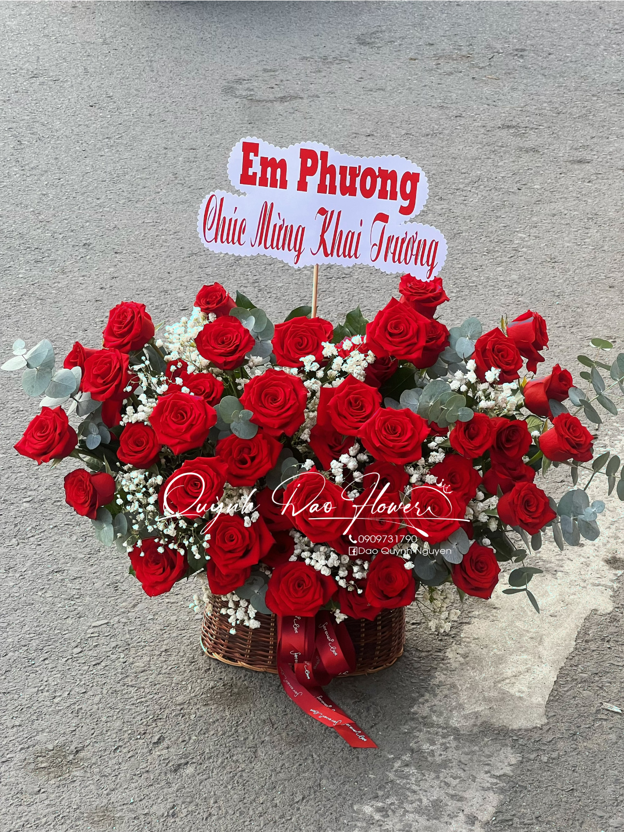 Giỏ hoa đỏ để bàn